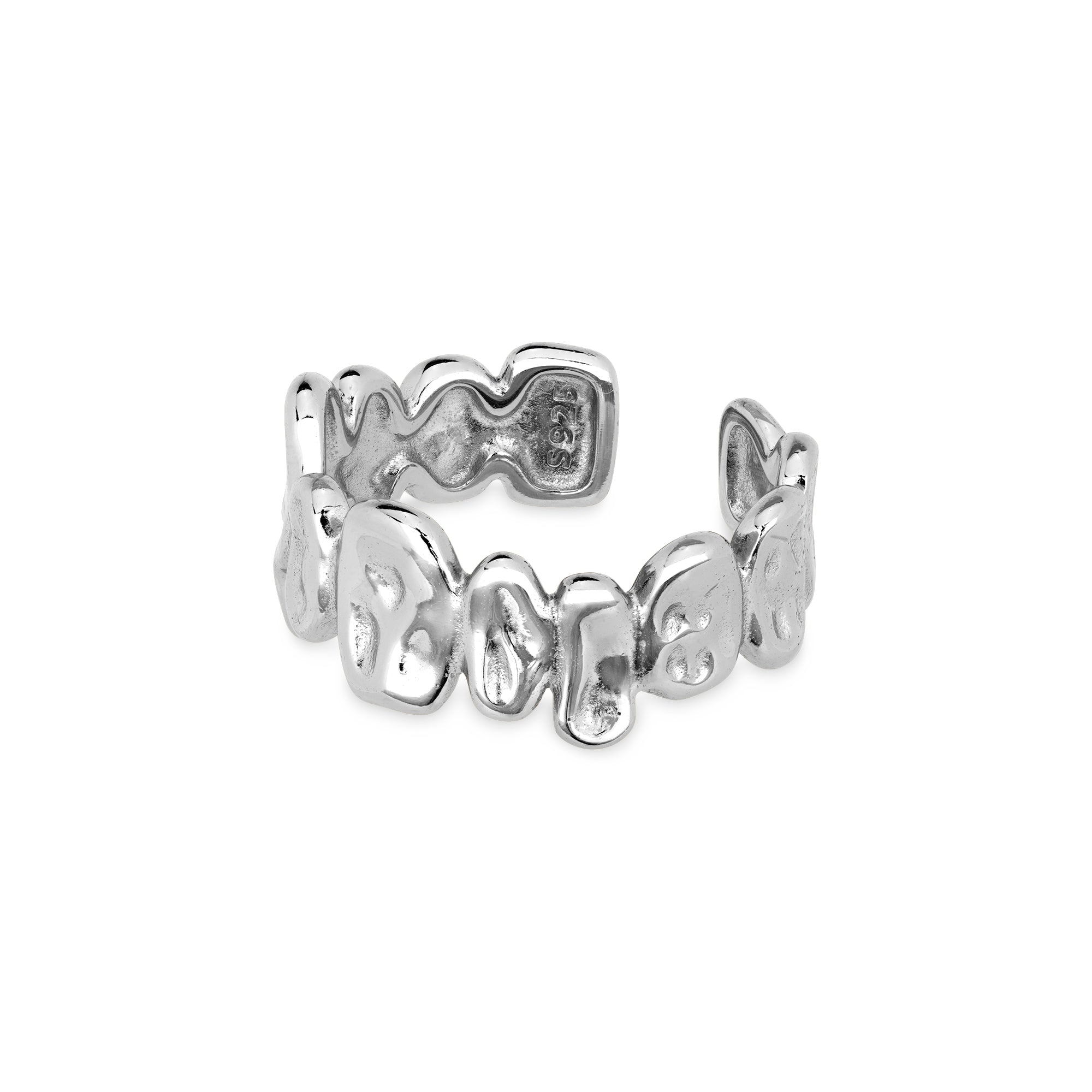 Seitenansicht des Cosytas Pebble Silver Rings mit organischen Formen und polierter Oberfläche, für einen zeitlosen und modernen Stil.