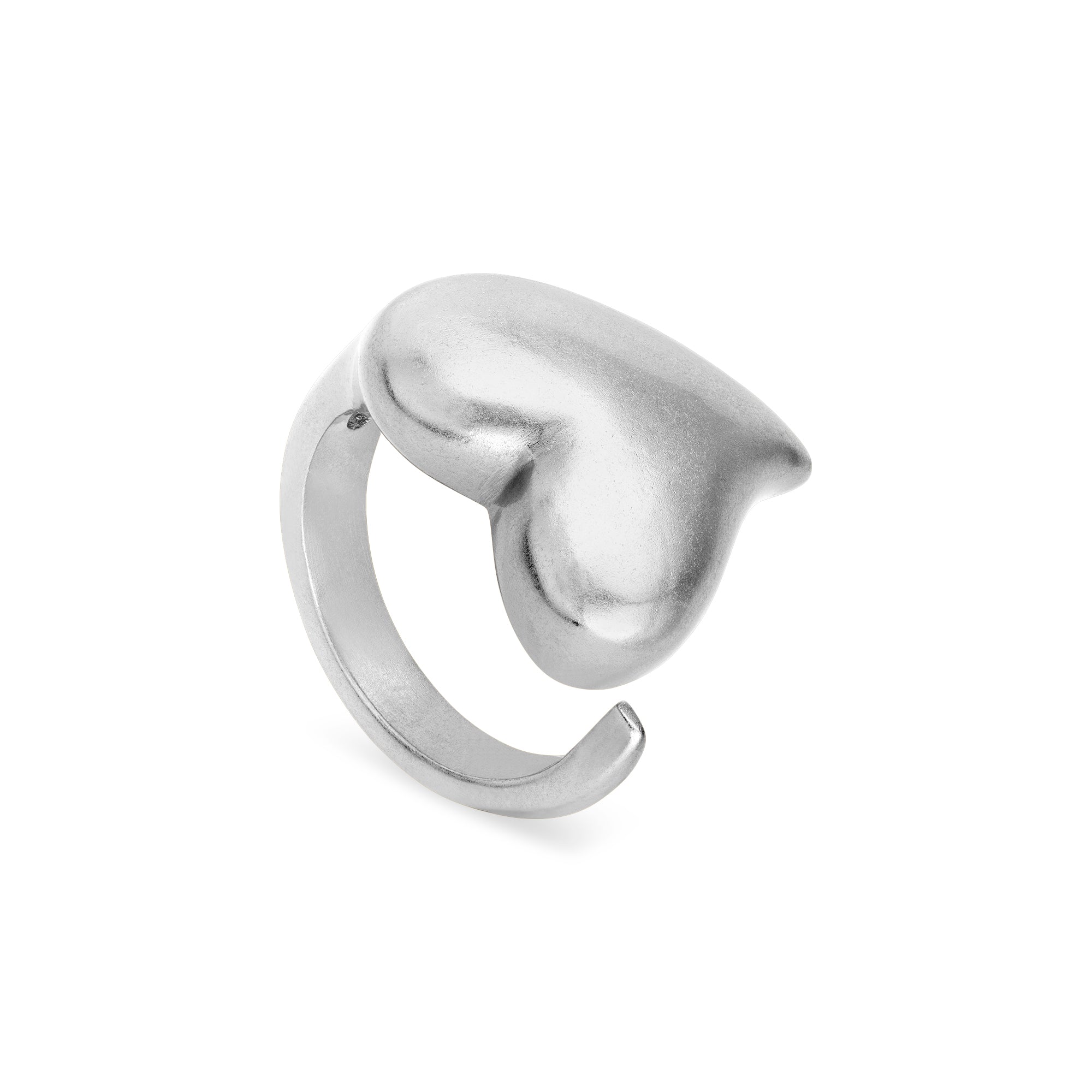 Detailansicht des Cosytas Silver Amore Rings mit seiner glatten, matten Oberfläche und der herzförmigen Silhouette. Die weichen Kurven betonen das minimalistische und dennoch romantische Design.