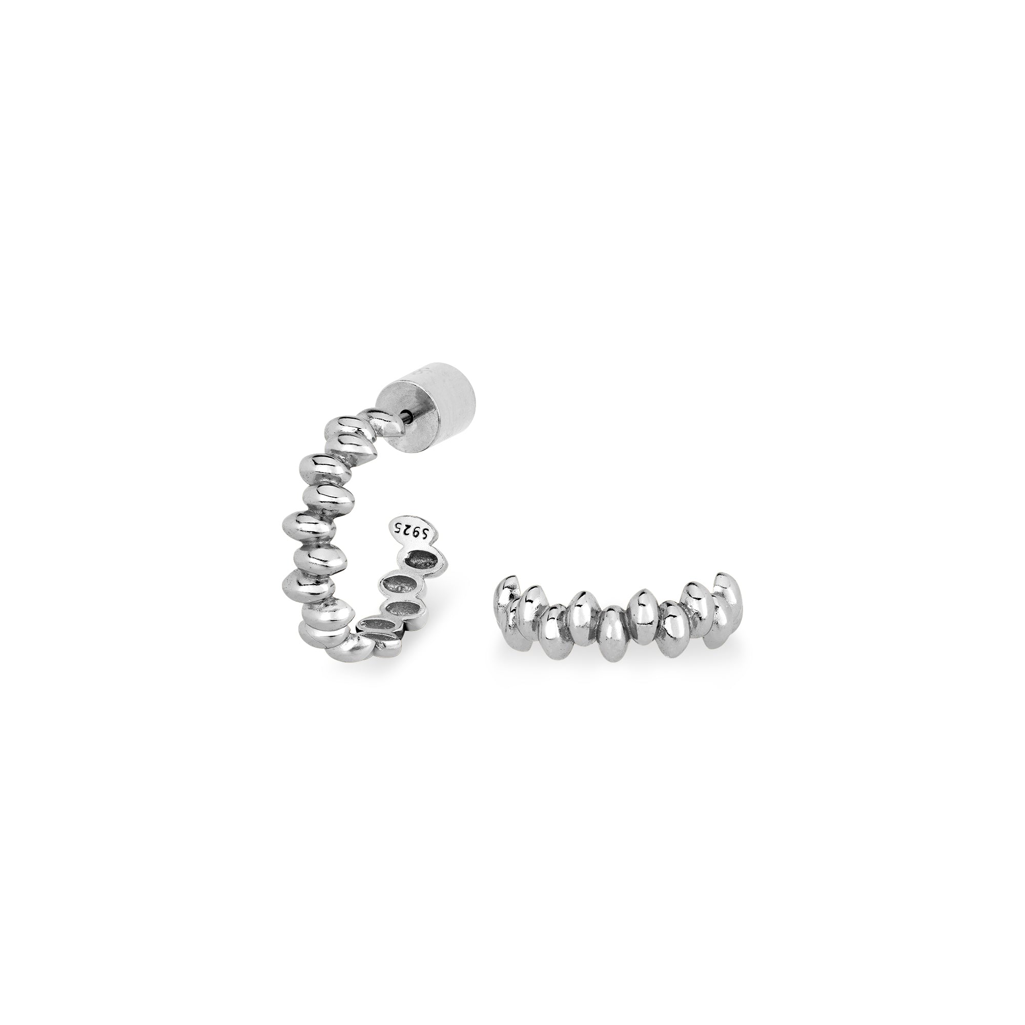 Seitenansicht der Cosytas Silver Bead Hoops aus 925er Sterling-Silber mit polierten, gleichmaessigen Kugelperlen und geschwungener Creolen-Form.