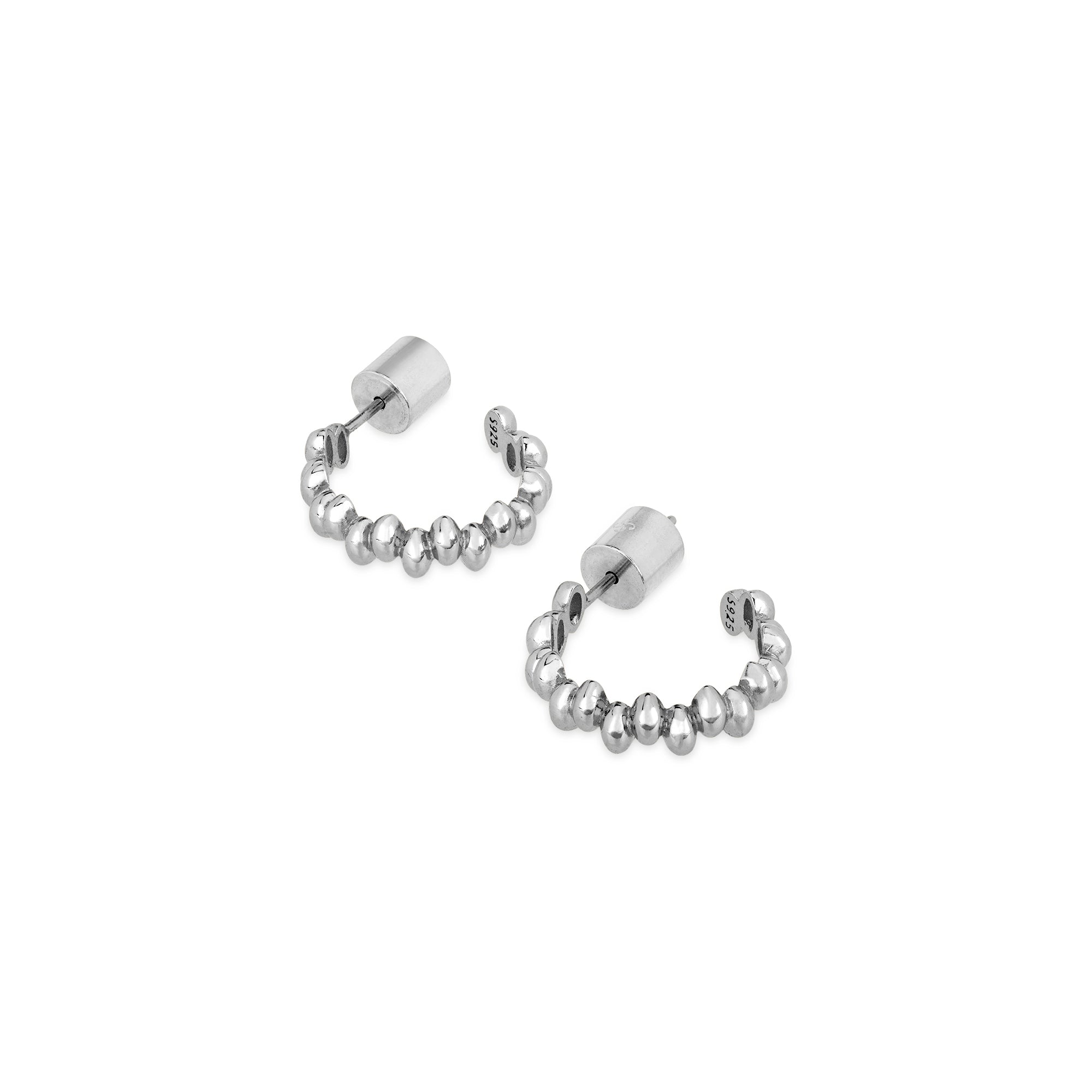 Naheaufnahme der Cosytas Silver Bead Hoops aus 925er Sterling-Silber mit gleichmaessigen, polierten Kugelperlen und kreisfoermigem Design.