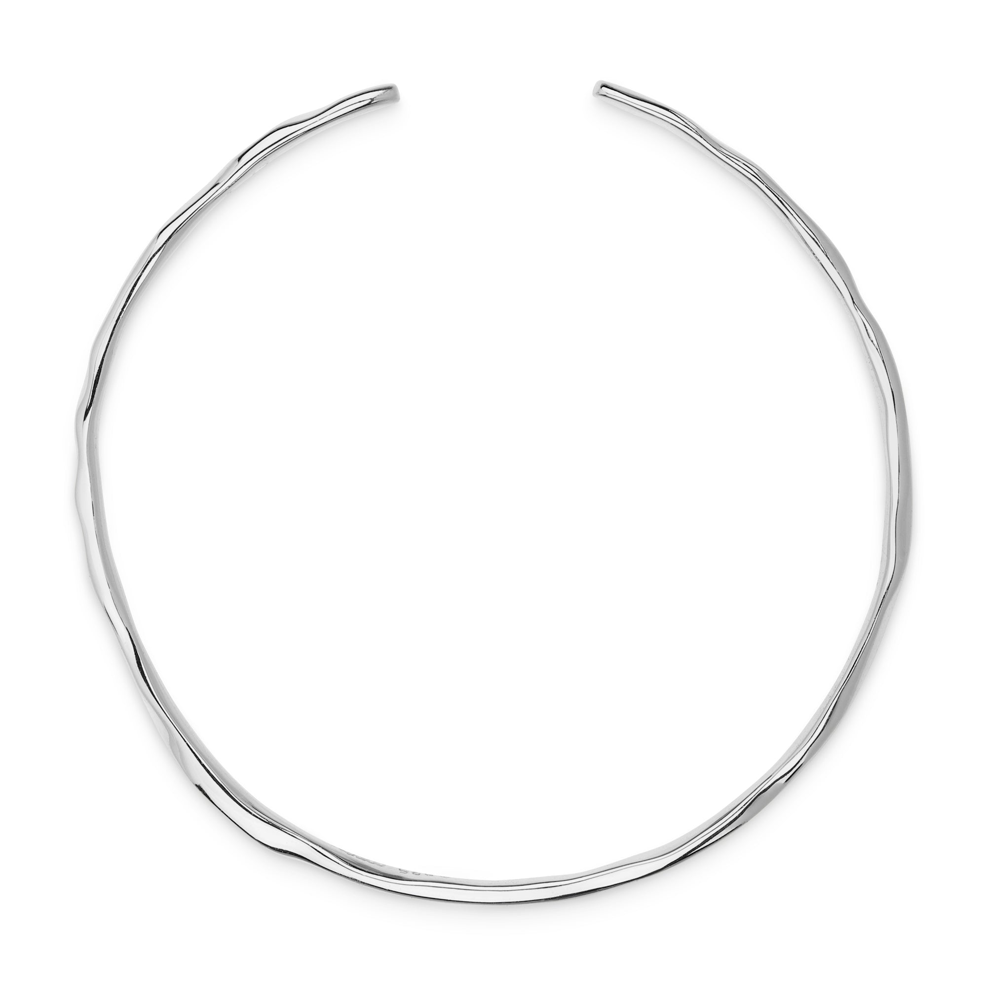 Frontansicht des Cosytas Silver Flow Armbands aus 925er Sterling-Silber mit organisch-welligem Design und polierter Oberflaeche.