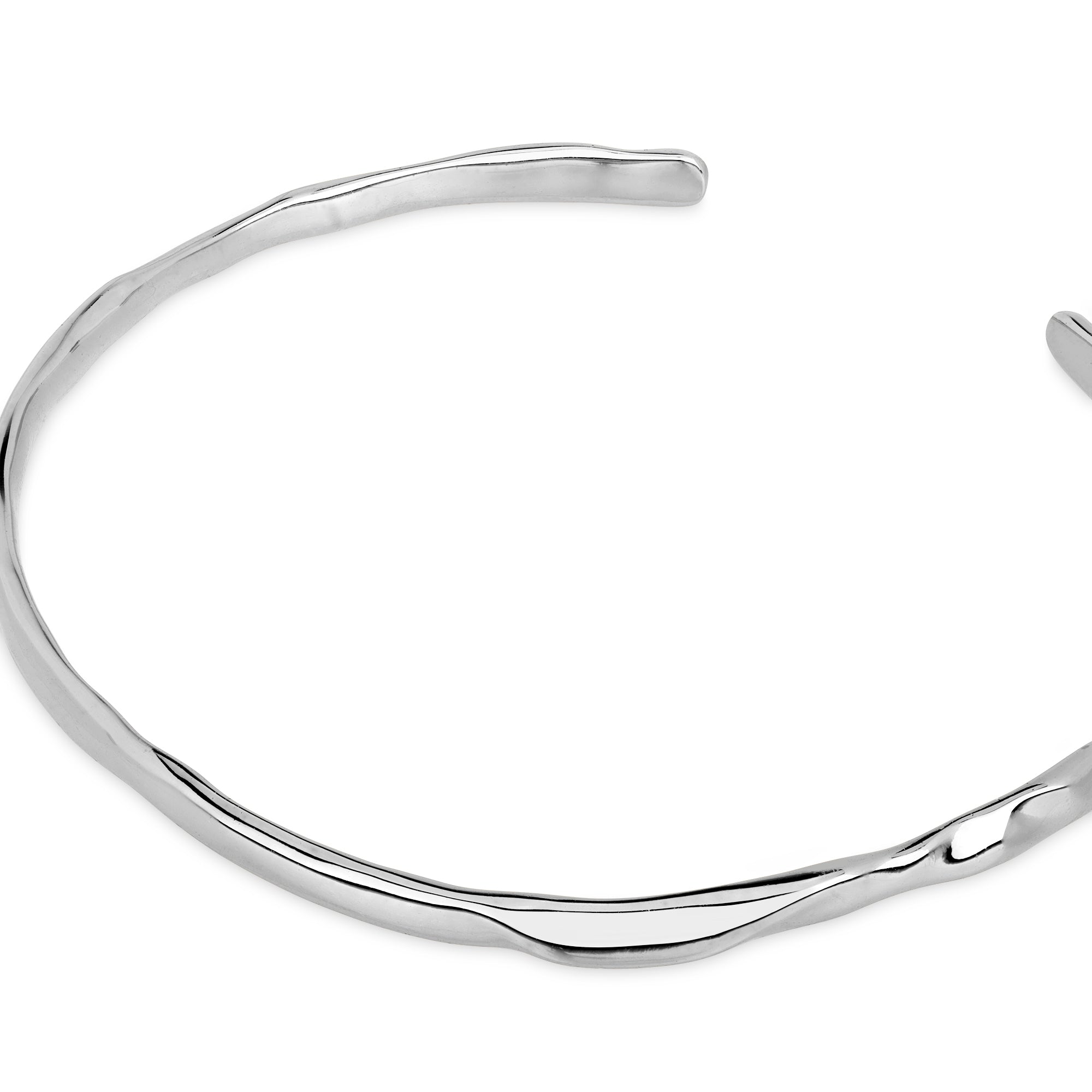 Seitenansicht des Cosytas Silver Flow Armbands mit geschwungenen Linien und polierten Finish, das die fliessende Form und zeitlose Eleganz des Designs unterstreicht.