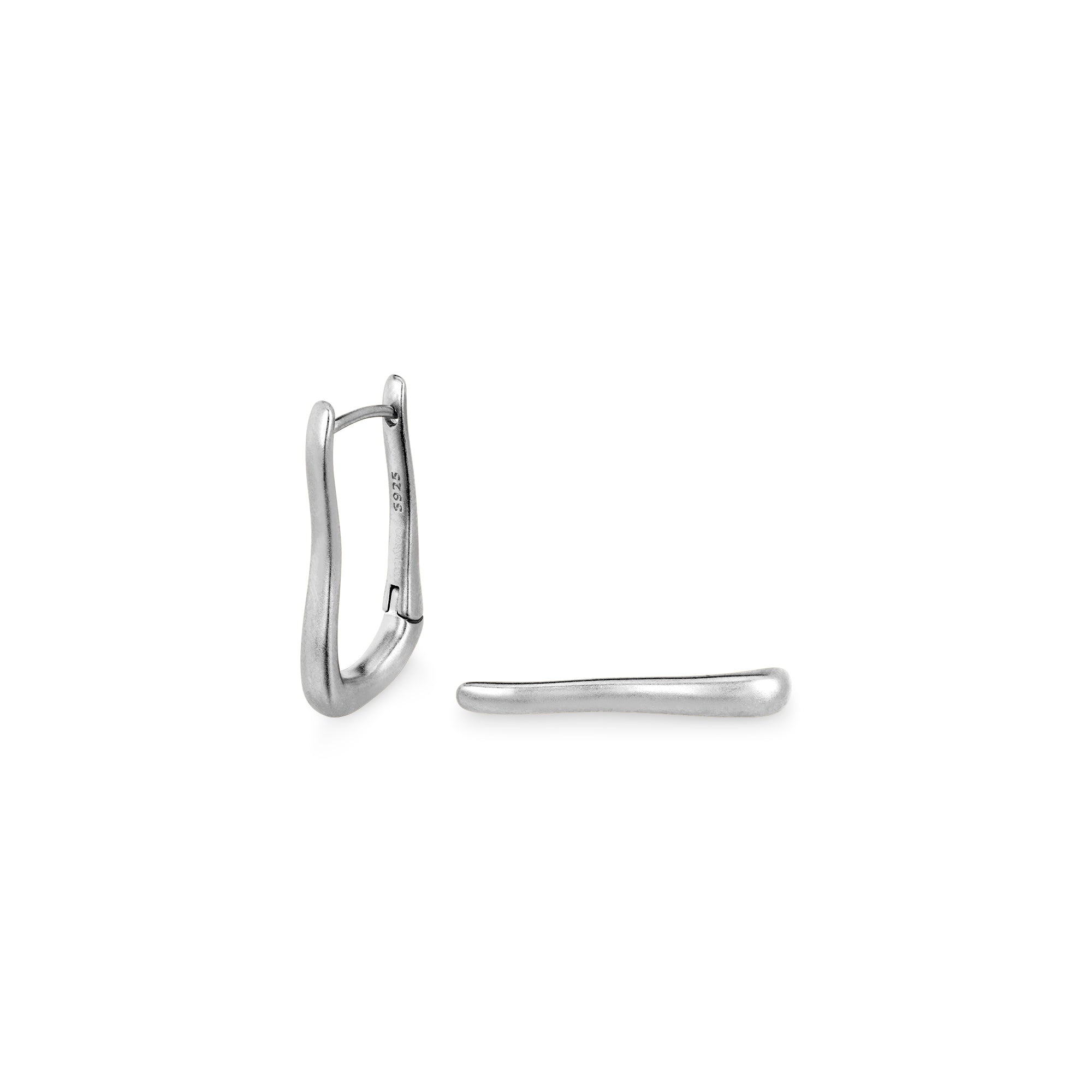 Seitenansicht der Cosytas Silver Flow Drop Ohrringe aus 925er Sterling-Silber mit fliessenden Linien, minimalistischem Design und sicherem Buegelverschluss.