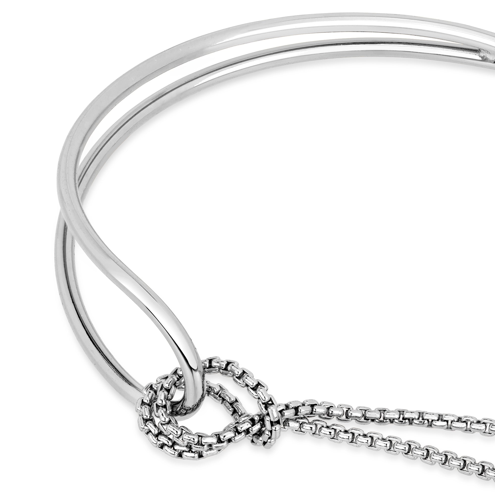Nahaufnahme des Silver Harmony Armbands von Cosytas mit Fokus auf den filigranen Knoten und die polierten Silberbänder, vor weißem Hintergrund.