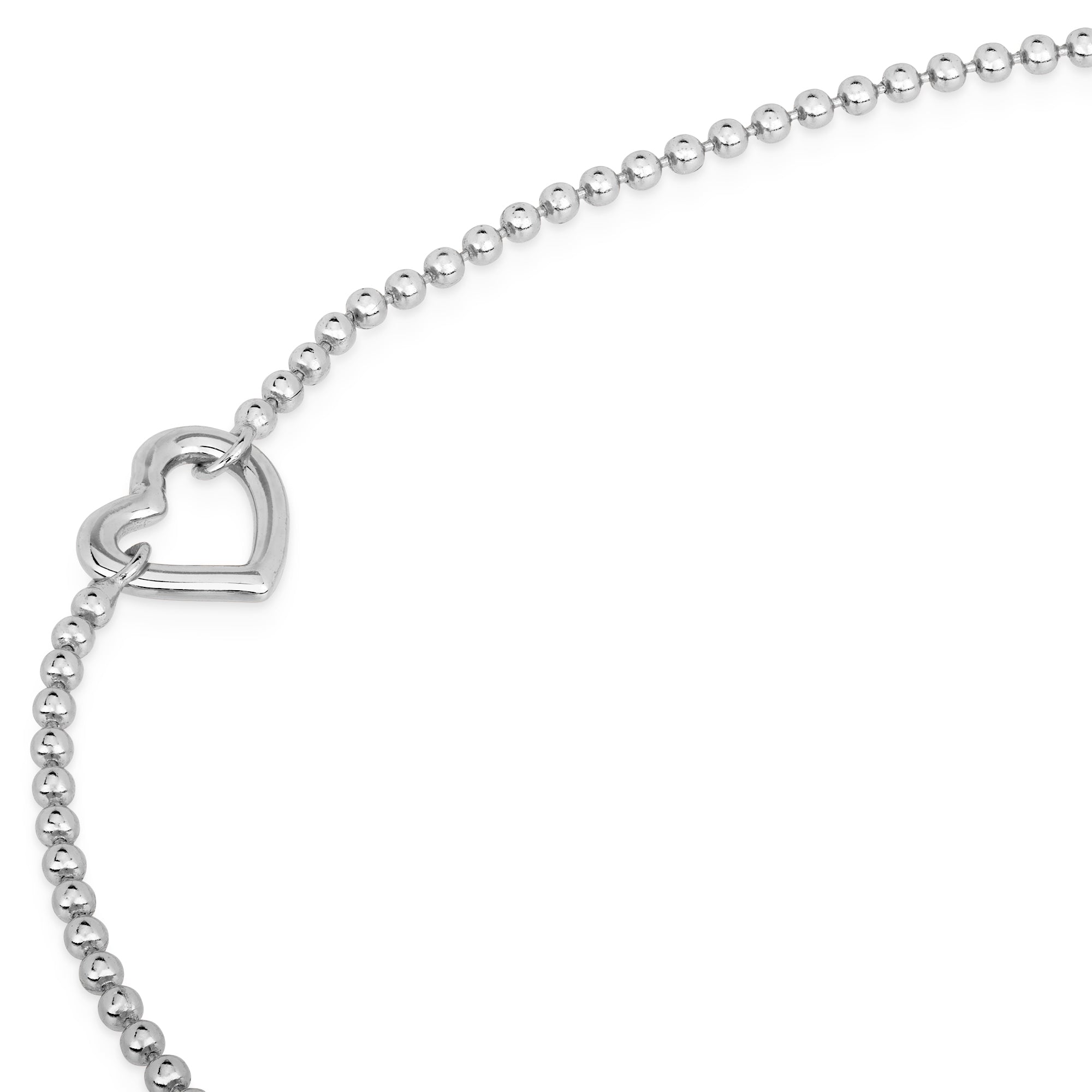 Detailansicht des Cosytas Silver Heartline Armbands mit einem herzförmigen Anhänger und einer filigranen, versilberten Kugelkette, die die präzise Handwerkskunst und Eleganz der Marke hervorhebt.