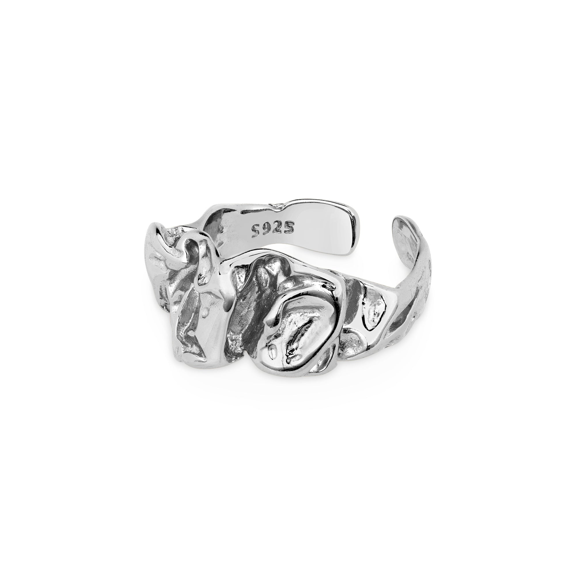 Seitenansicht des Cosytas Silver Lava Rings mit detaillierter Textur und der 925-Prägung auf der Innenseite des Rings.