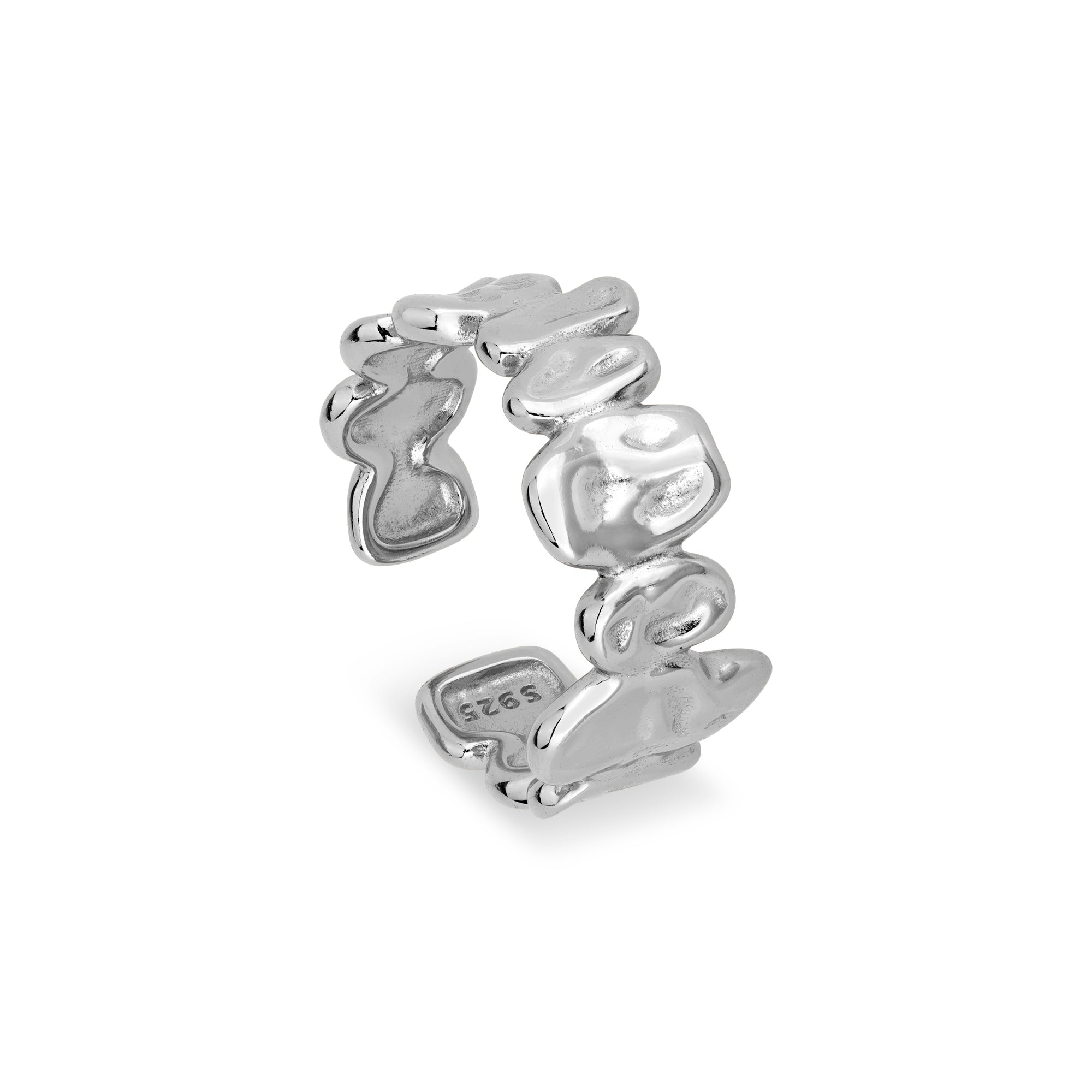 Vorderansicht des Silver Pebble Rings von Cosytas. Der Ring besticht durch sein organisches Design mit texturierten, kieselsteinartigen Formen aus 925er Sterling Silber und strahlt eine moderne Eleganz aus. Ideal, um Ihrem Look einen künstlerischen Akzent zu verleihen.