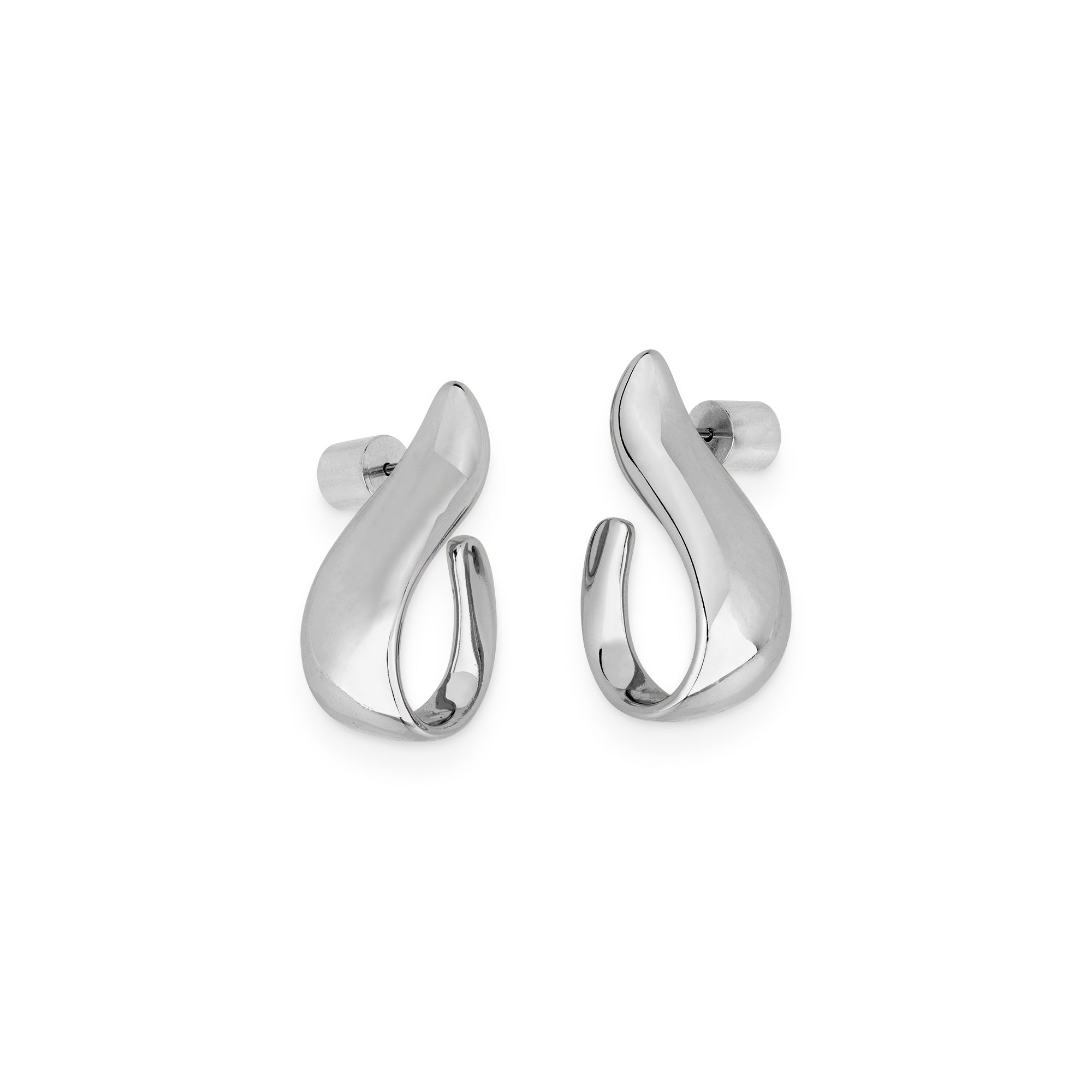Frontansicht der Cosytas Silver Wave Hoops aus 925er Sterling-Silber mit fliessendem, wellenfoermigem Design und polierter Oberflaeche.