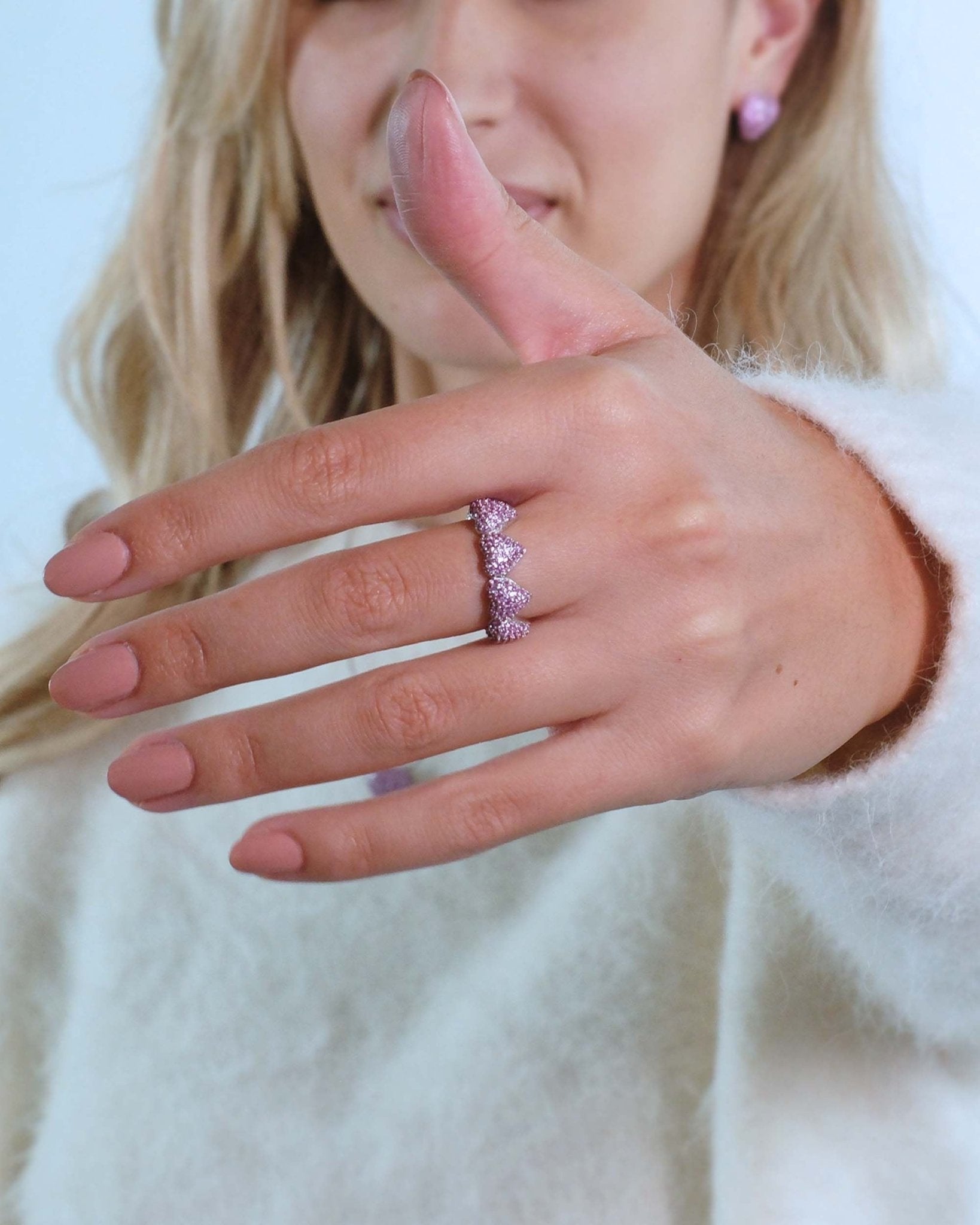 Ring Cupida Pink am Finger getragen, 925 Sterling Silber, Herzdesign mit pinken Zirkonia, sanfte Eleganz