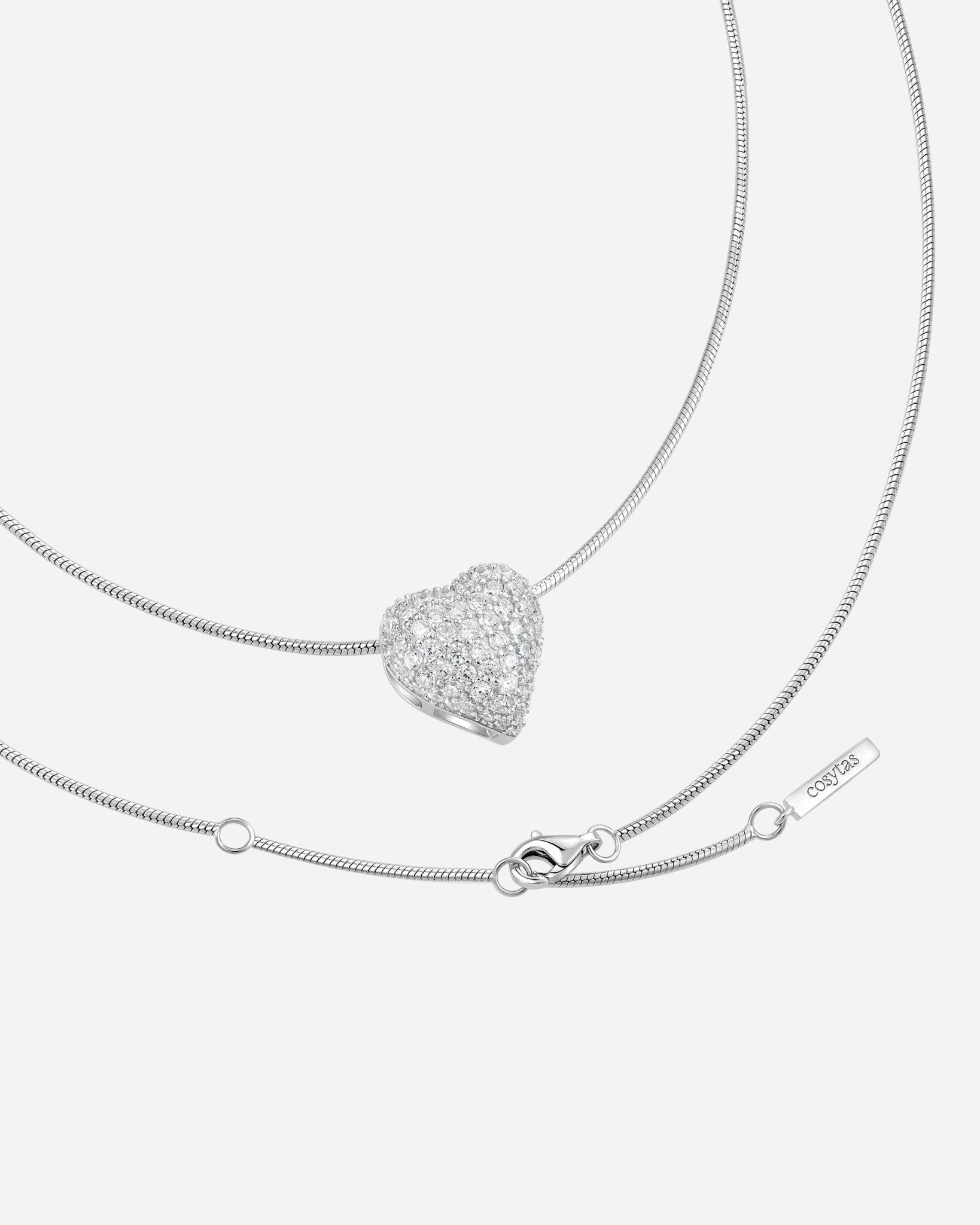 Detail der Halskette Cupida White aus 925 Sterling Silber, funkelnde weisse Zirkonia im Herzdesign