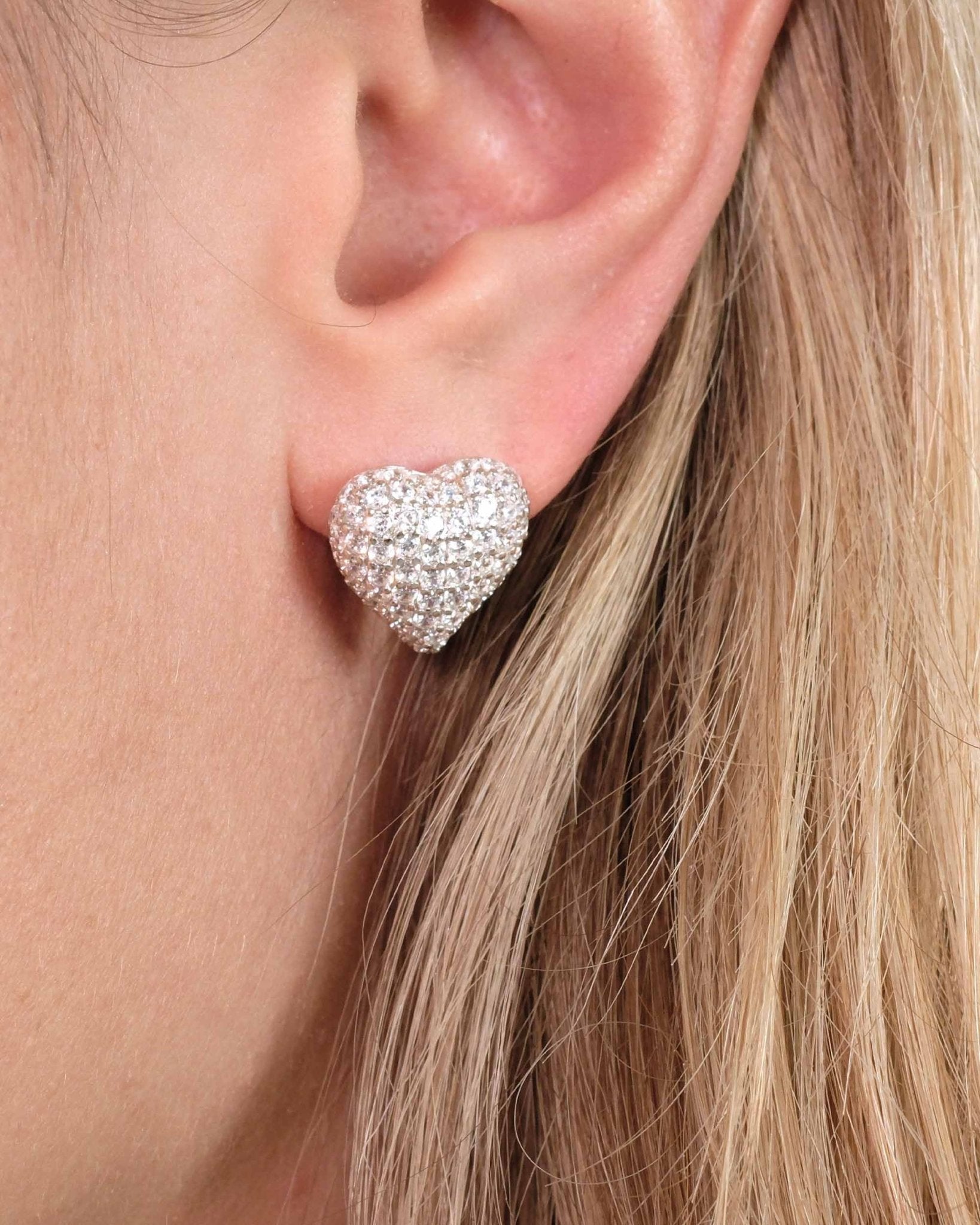 Ohrringe Cupida White am Ohr getragen, 925 Sterling Silber, Herzform mit weissen Zirkonia