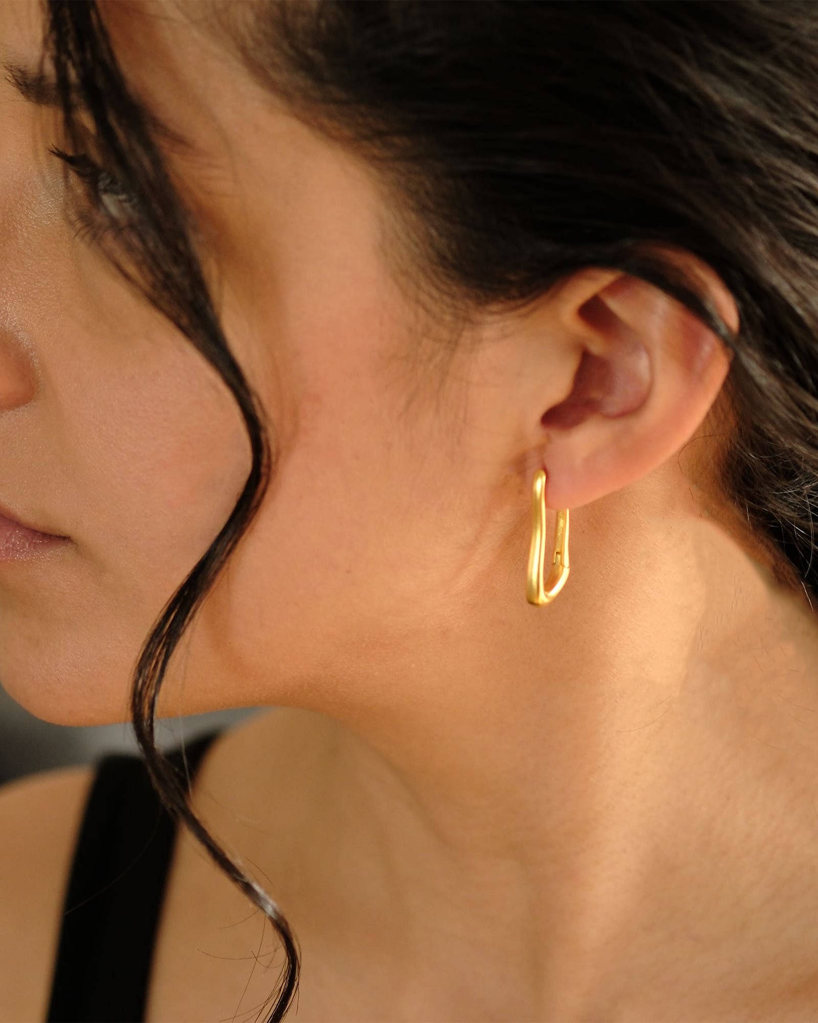 Gold Flow Drop Ohrringe aus 925 Silber mit 18k Goldplattierung getragen am Ohr, moderner Ohrschmuck von Cosytas Zürich