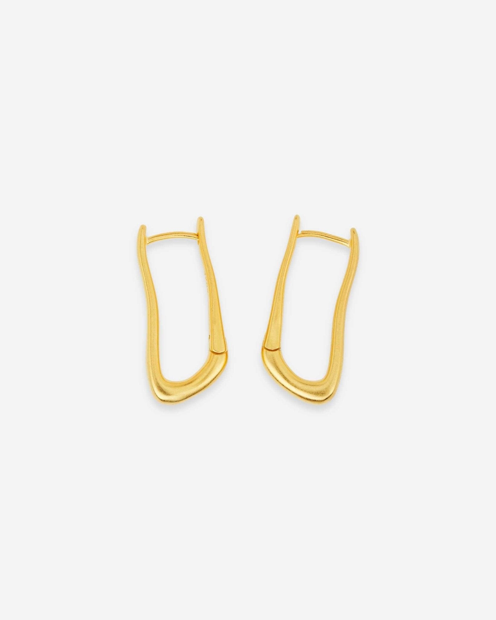 Naheaufnahme der Cosytas Gold Flow Drop Ohrringe aus 925er Sterling-Silber, 18k-gold-vergoldet