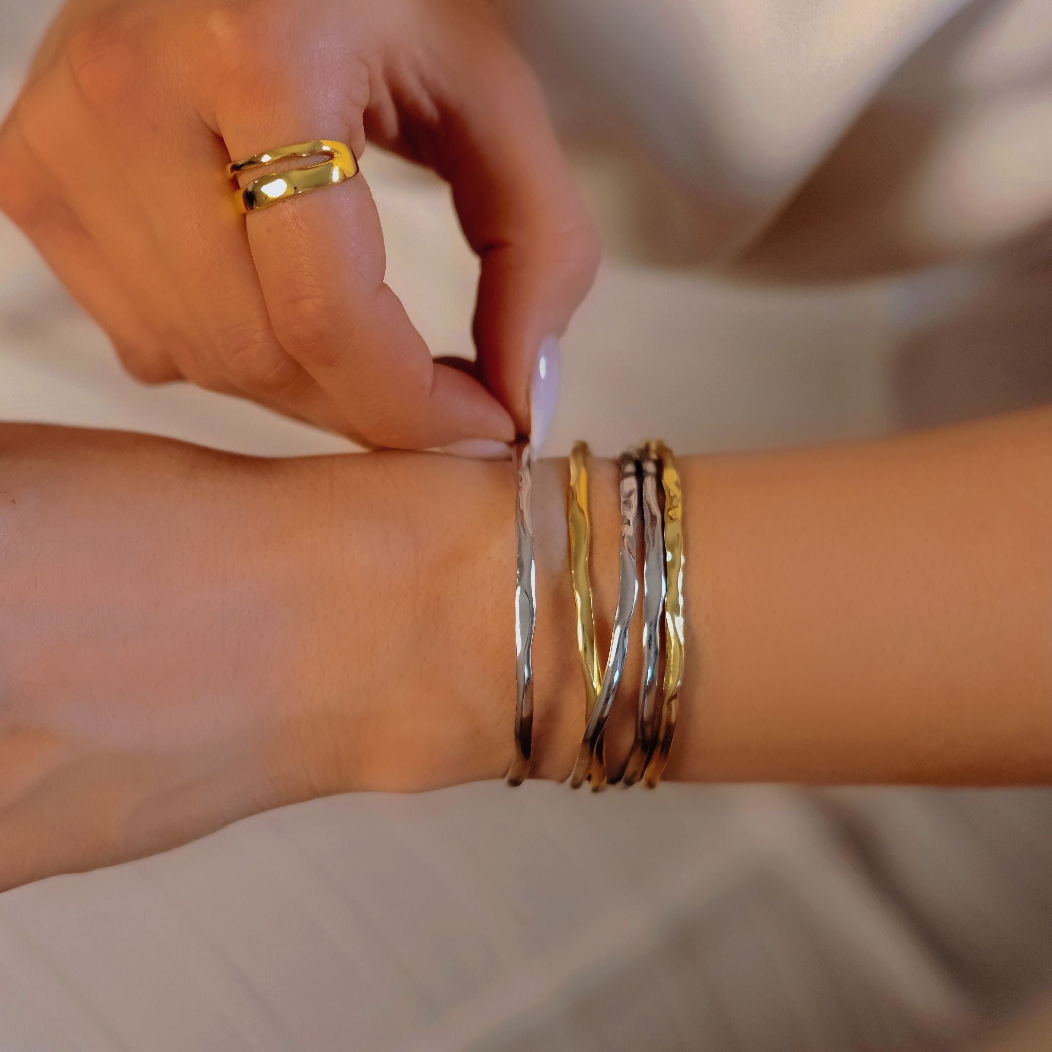Hand mit Cosytas Golden Flowline Rings aus 925er Sterling-Silber, 18k-gold-vergoldet und plattiert
