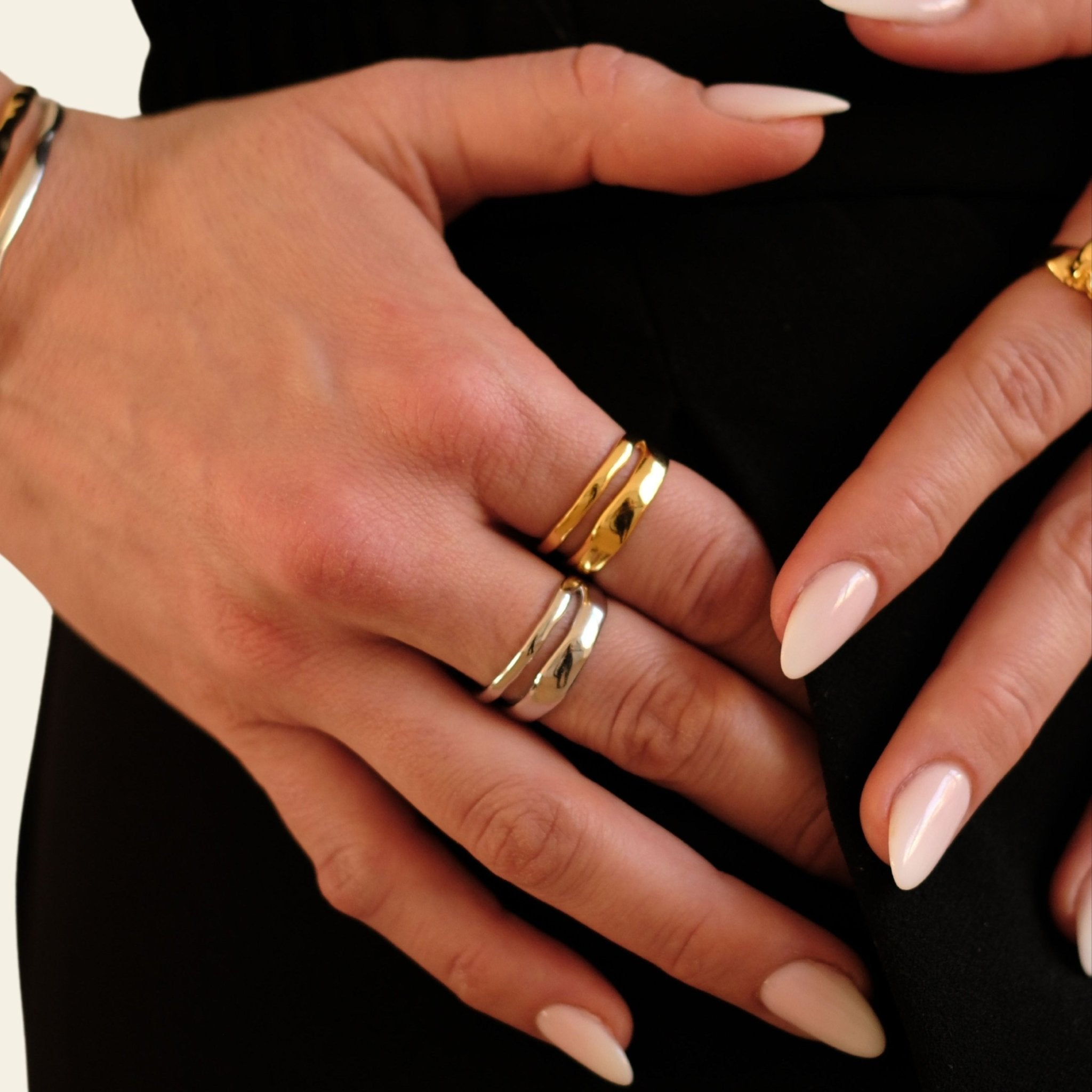 Hand mit frontansicht des Cosytas Golden Flowline Rings aus 925er Sterling-Silber, 18k-gold-vergoldet