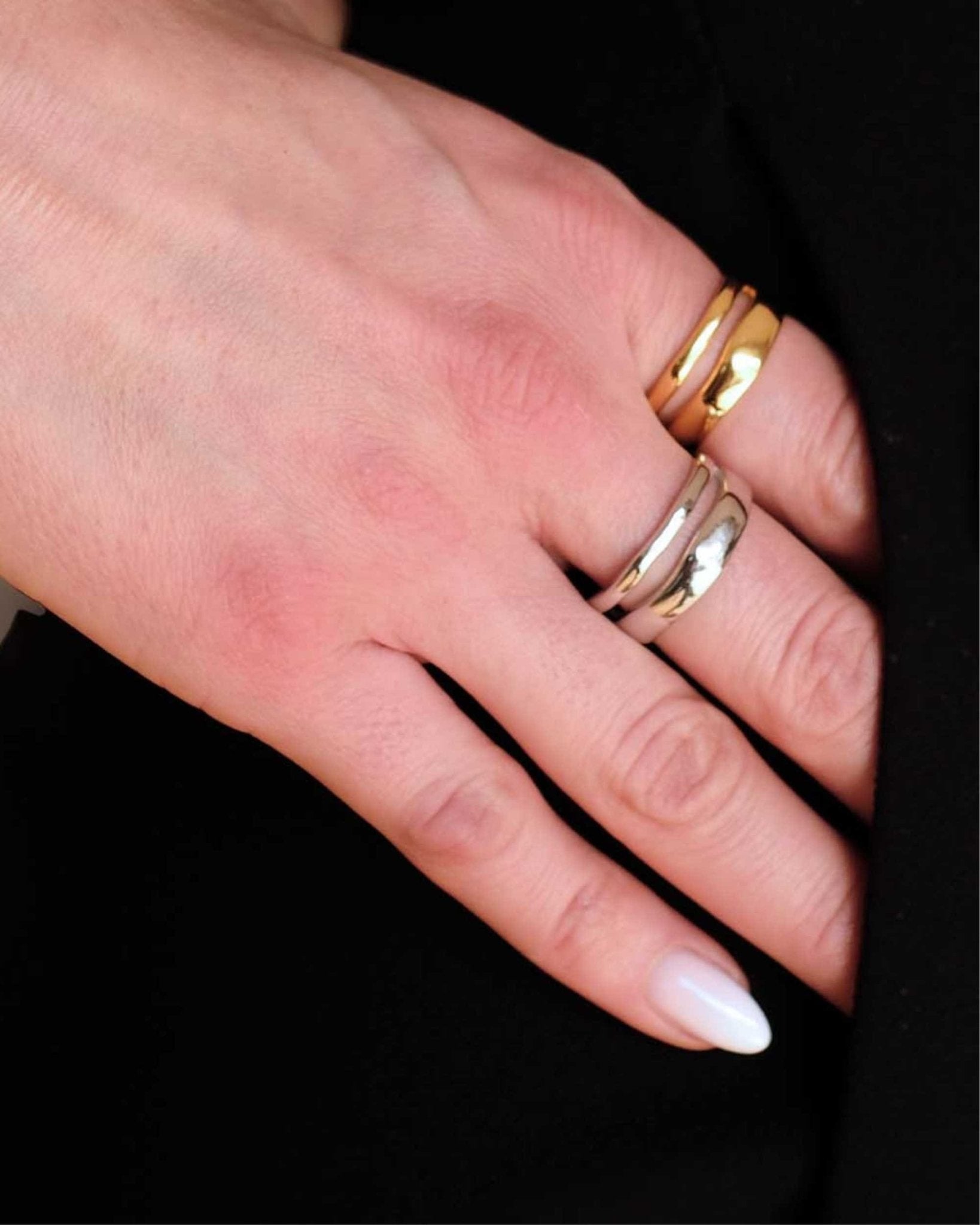 Hand mit frontansicht des Cosytas Golden Flowline Rings aus 925er Sterling-Silber, 18k-gold-vergoldet
