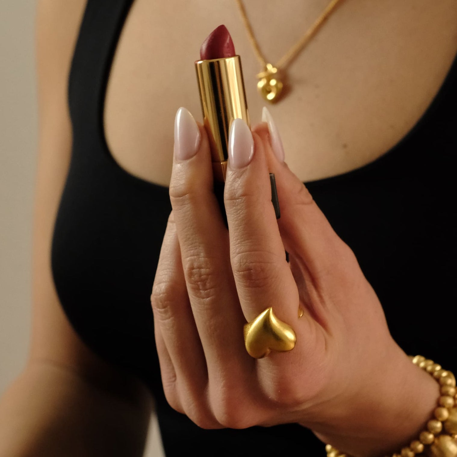 Nahaufnahme einer Frau mit Cosytas Golden Amore Ring