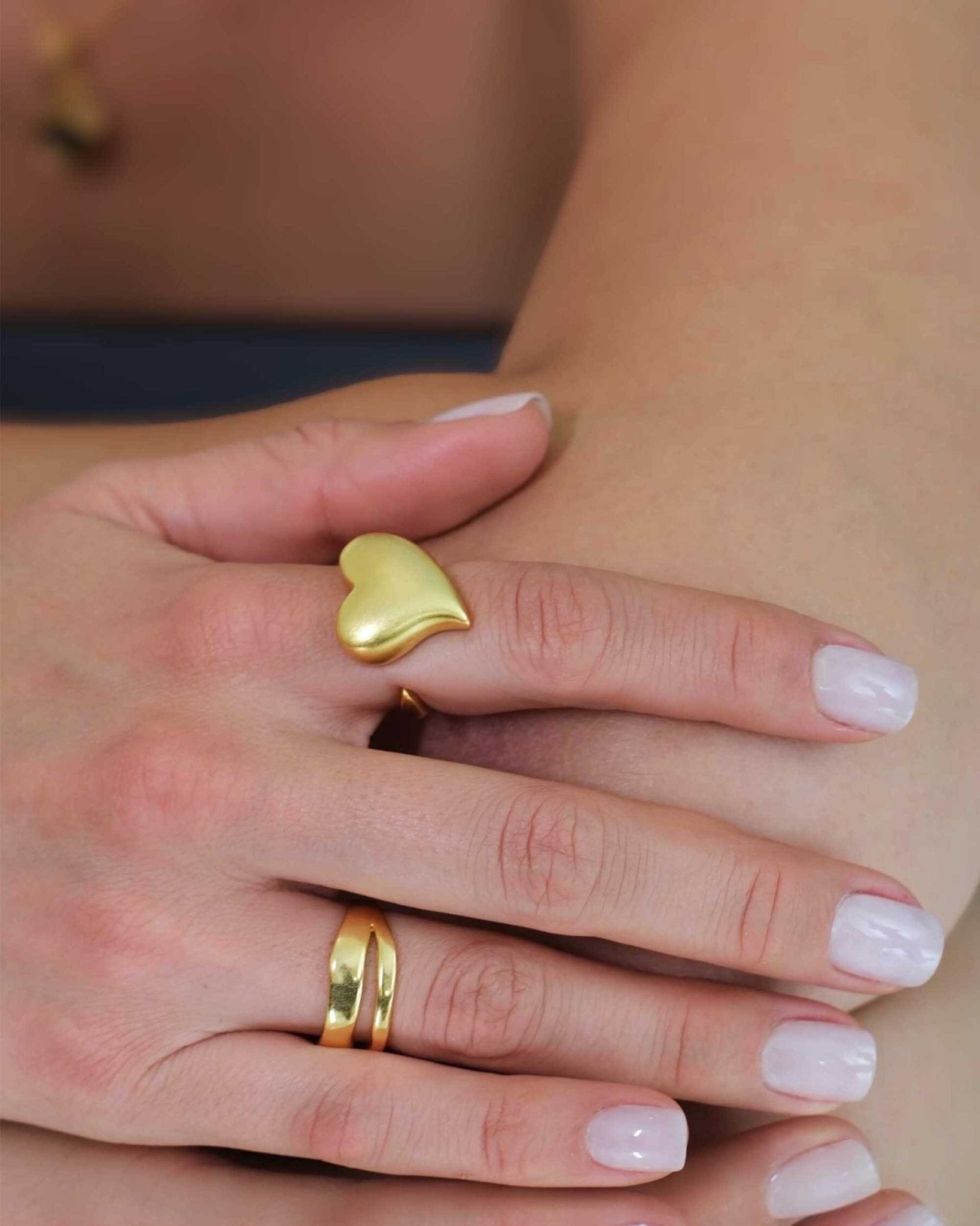 Nahaufnahme einer Frau mit Cosytas Golden Amore Ring