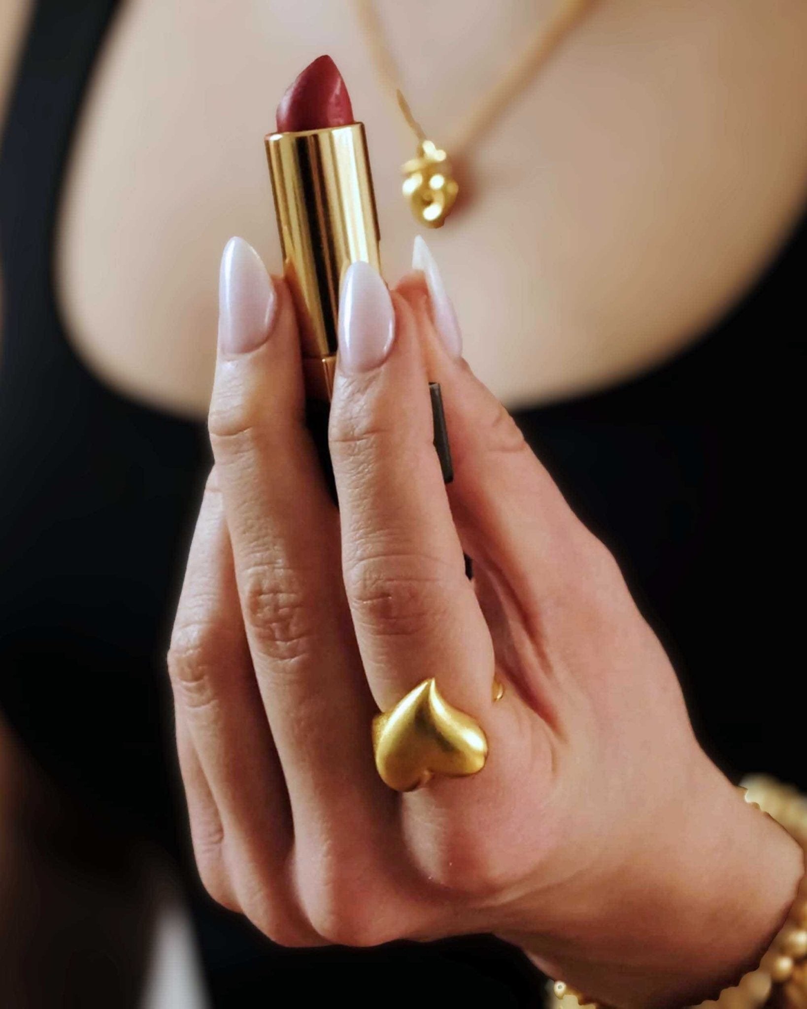 Nahaufnahme einer Frau mit Cosytas Golden Amore Ring