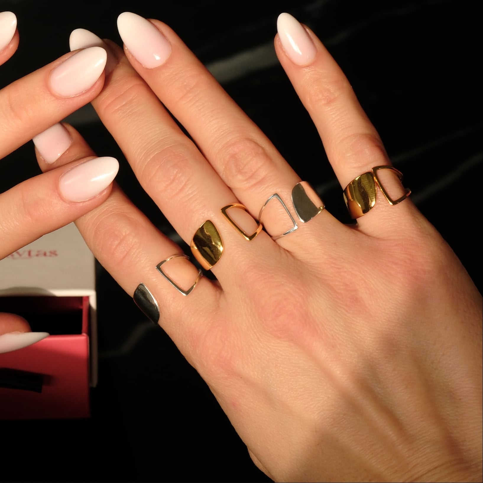 Detailaufnahme von Händen mit dem Cosytas Arc Ring in Gold und Silber