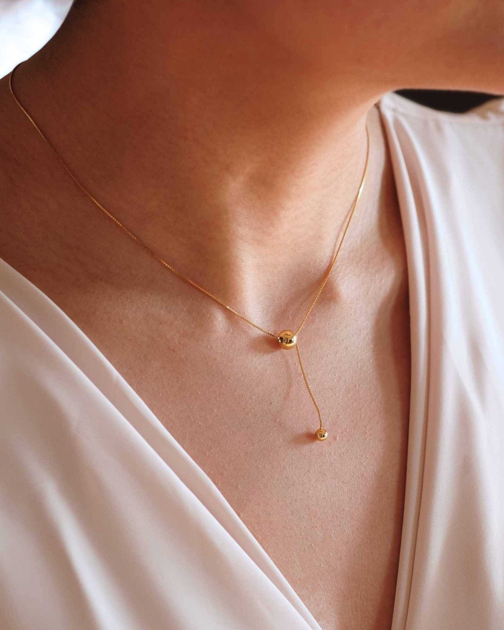 Golden Balance Halskette von Cosytas, Schmuckmarke aus Zürich, 925 Silber, 18k vergoldet, elegant am Dekolleté