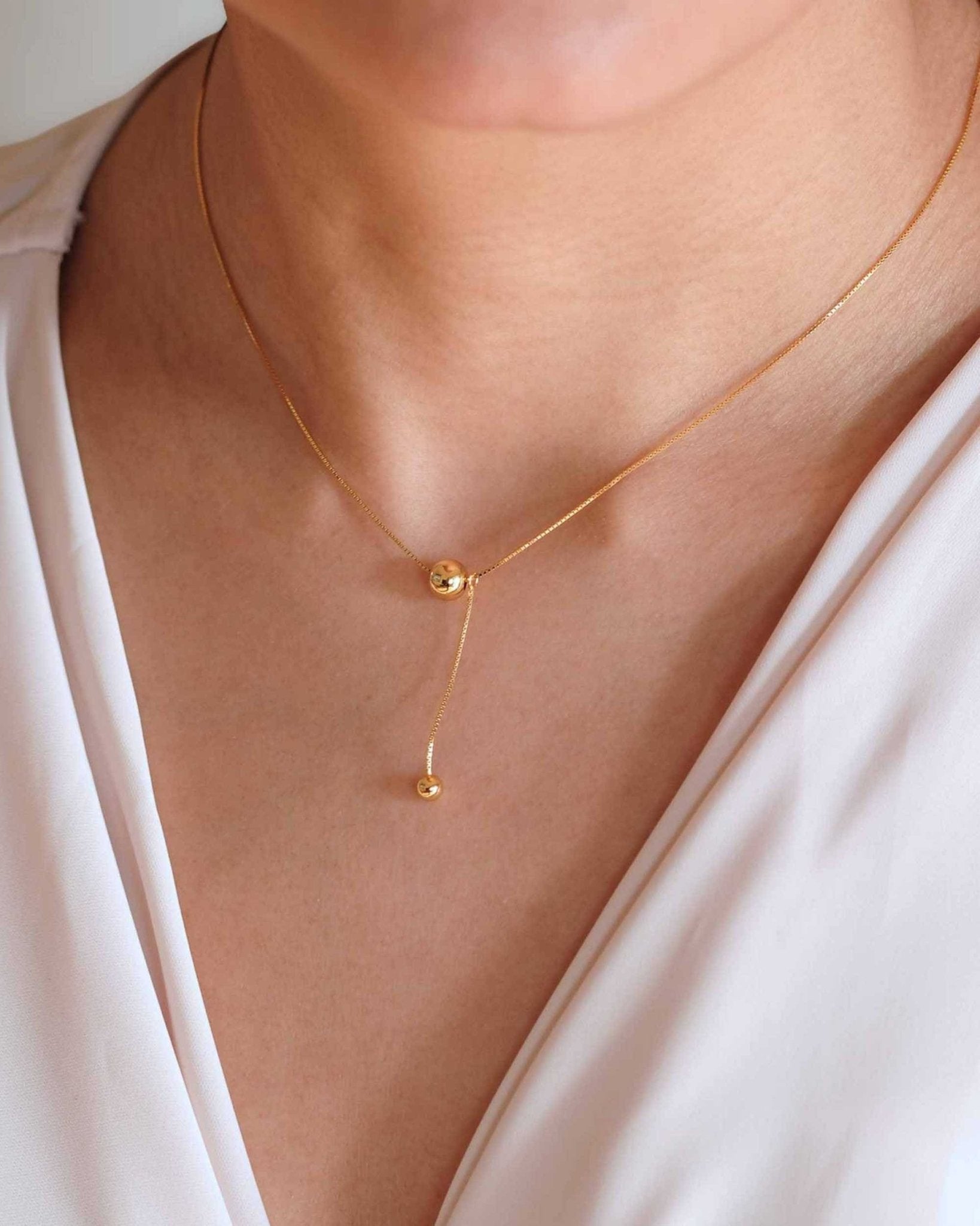 Golden Balance Halskette von Cosytas, Schmuckmarke aus Zürich, 925 Silber, 18k vergoldet, modern kombiniert getragen