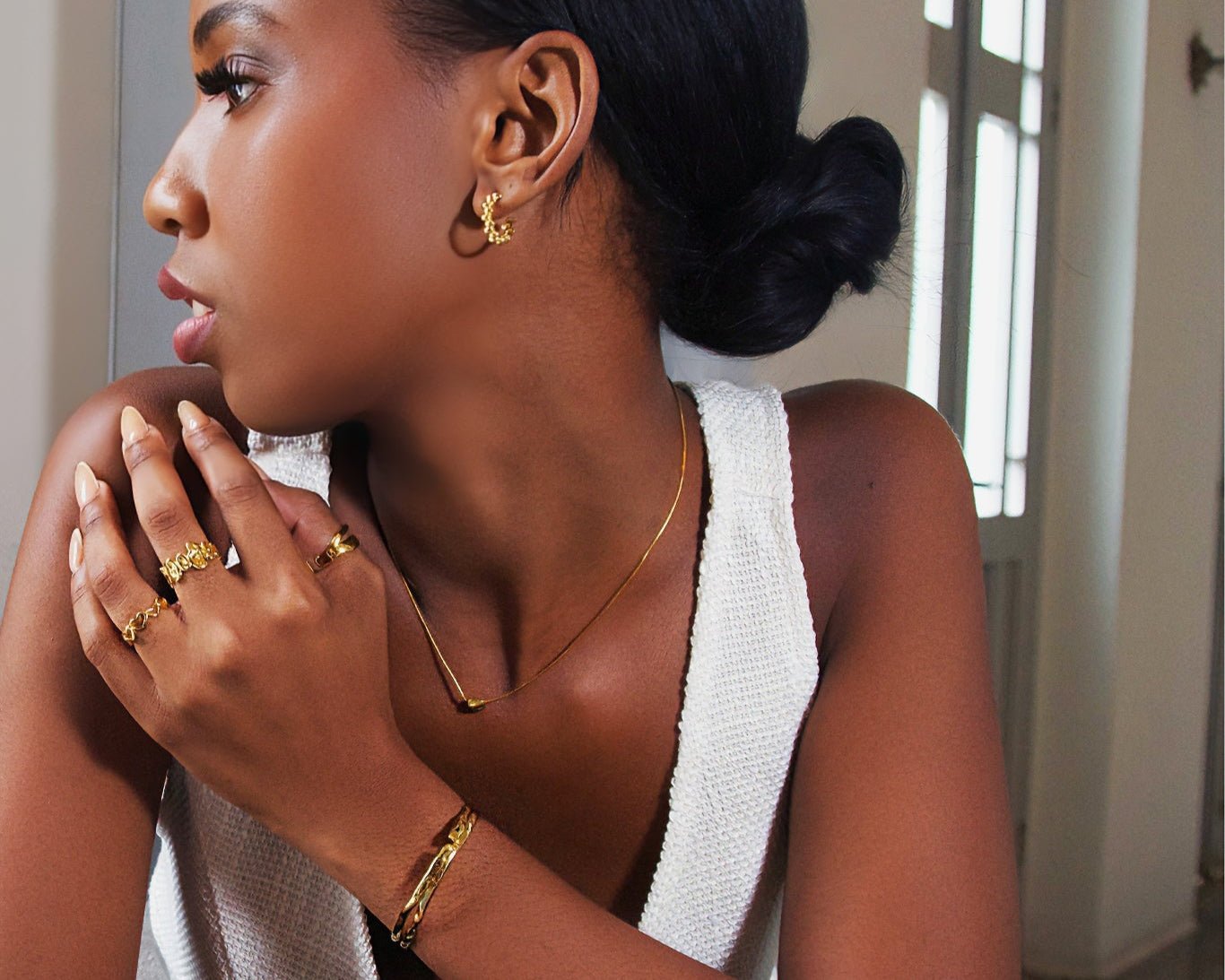 Frau trägt Cosytas Golden Bead Hoops aus 925er Sterling-Silber, 18k-gold-vergoldet