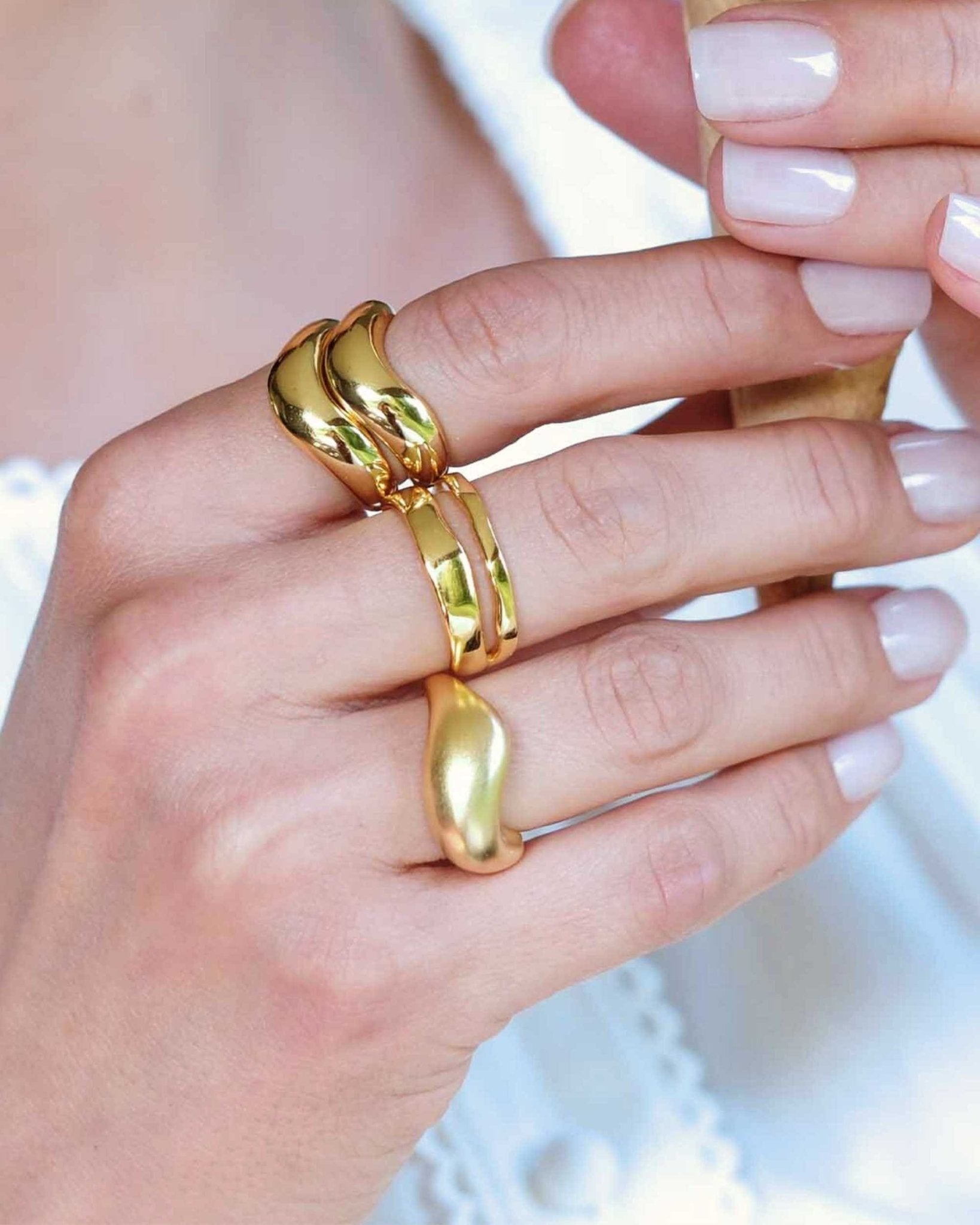 Golden Dune Ring 18k vergoldet am Finger getragen, organische Silhouette für moderne Eleganz von Cosytas