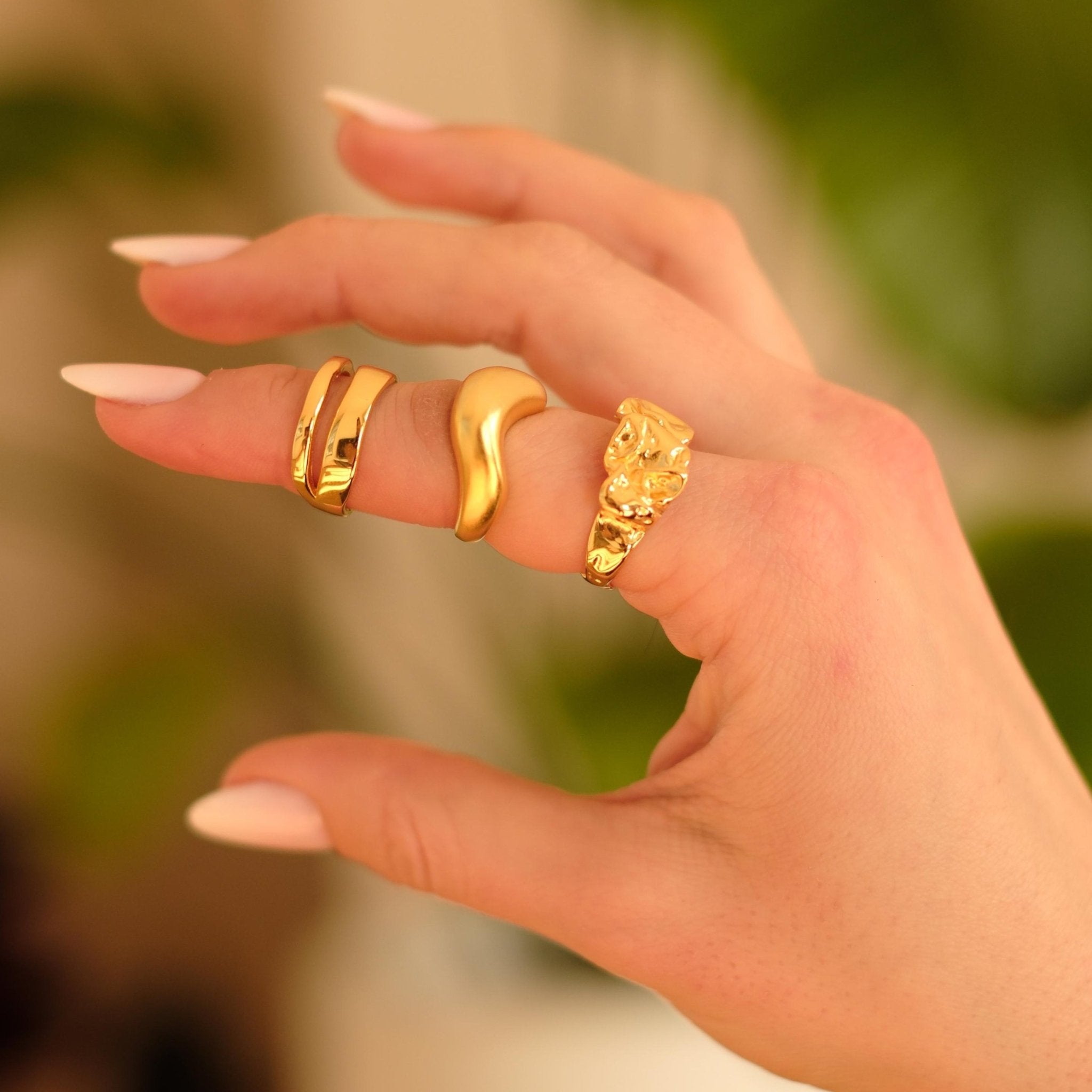 Finger mit Nahaufnahme des Cosytas Golden Dune Rings aus 925 Silber 18K vergoldet