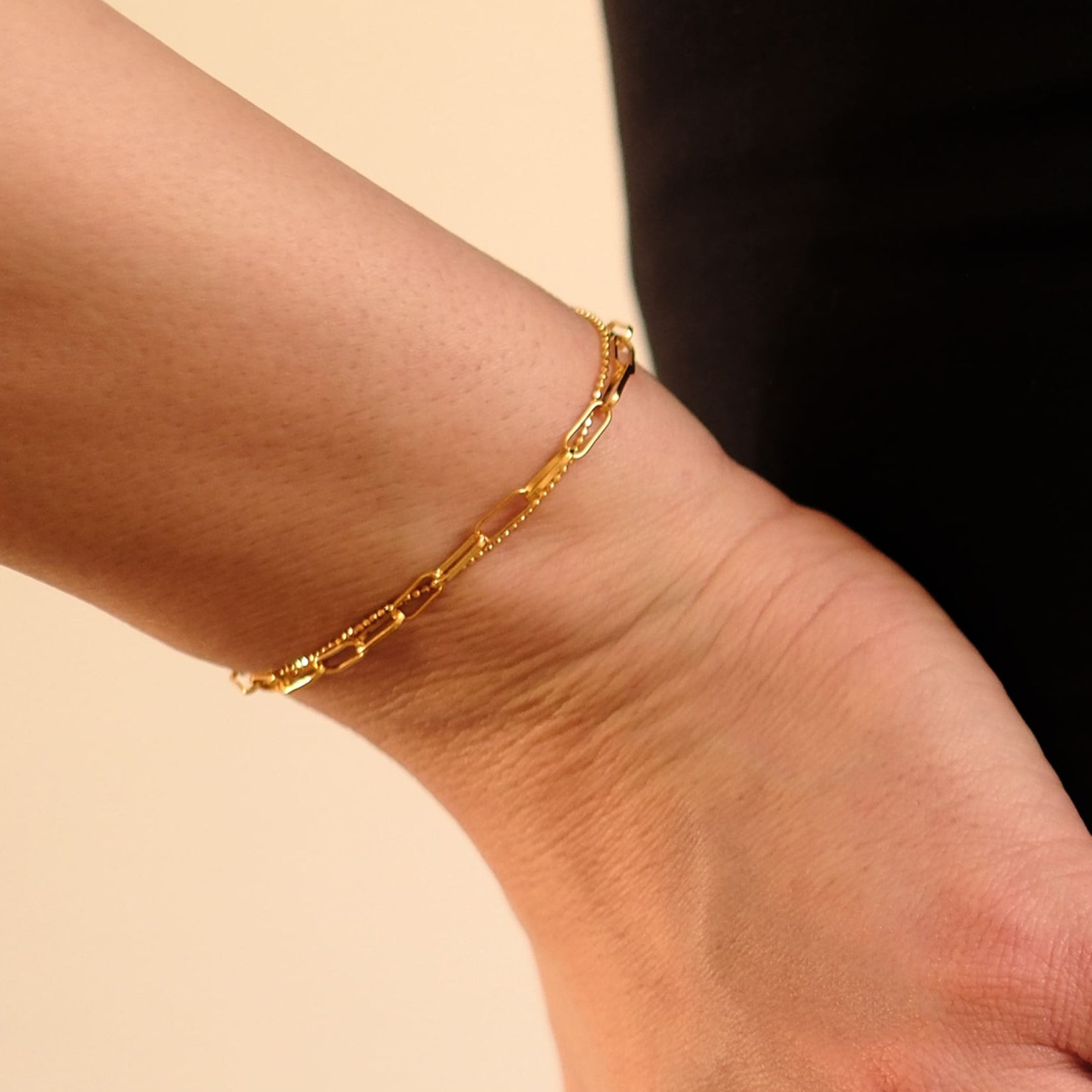 Model trägt das Cosytas Golden Duo Armband