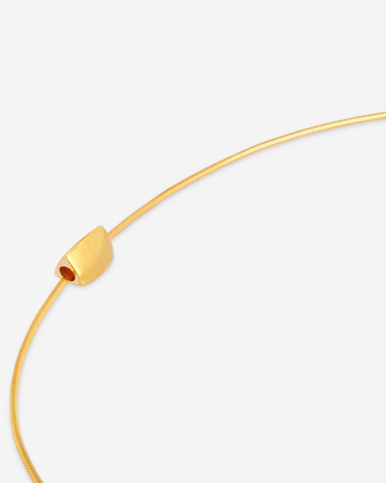 Detail der Golden Essence Halskette von Cosytas, Schmuckmarke aus Zürich, 925 Silber, 18k vergoldet, schlanker Verschluss