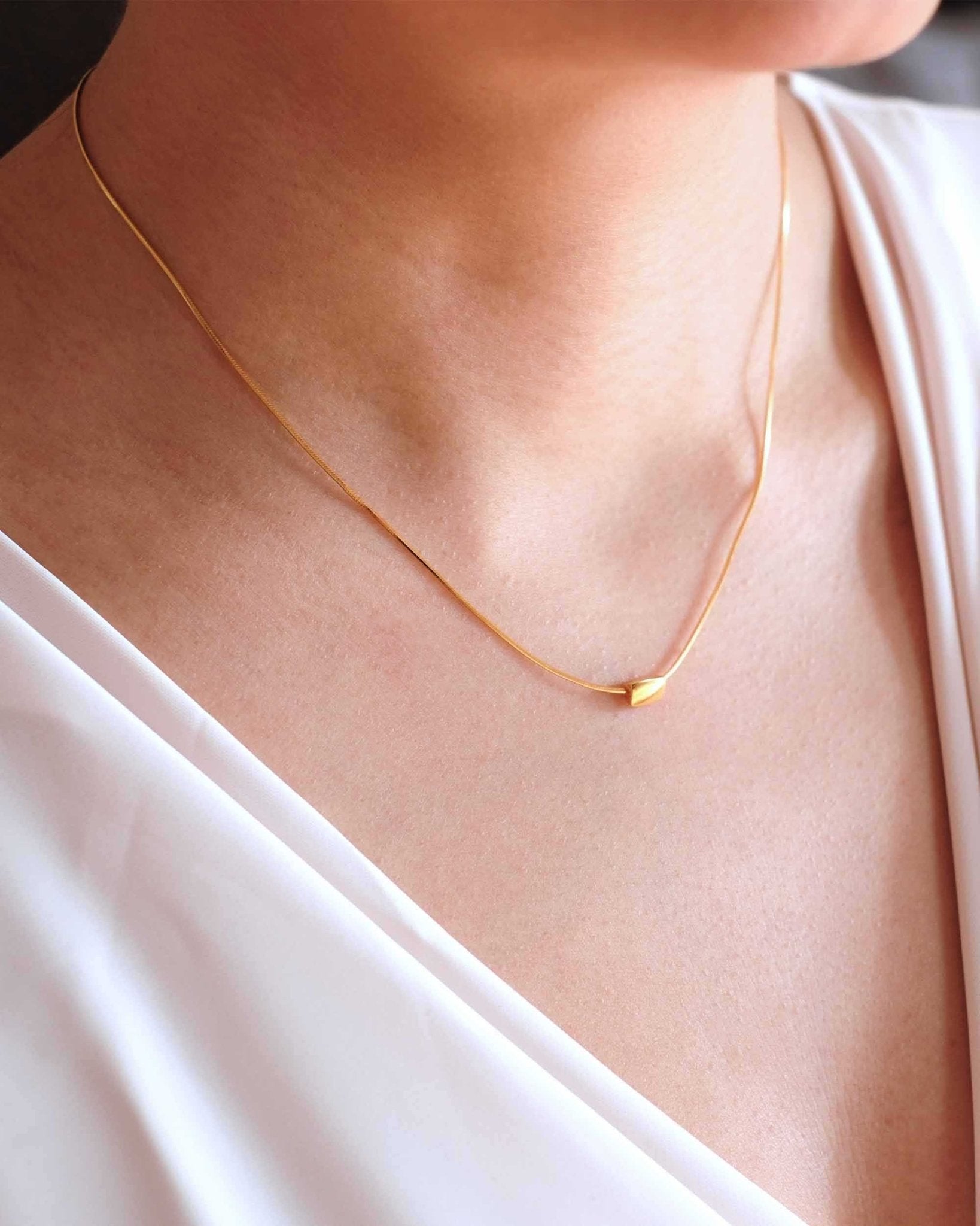 Golden Essence Halskette von Cosytas, Schmuckmarke aus Zürich, 925 Silber, 18k vergoldet, elegant am Dekolleté getragen