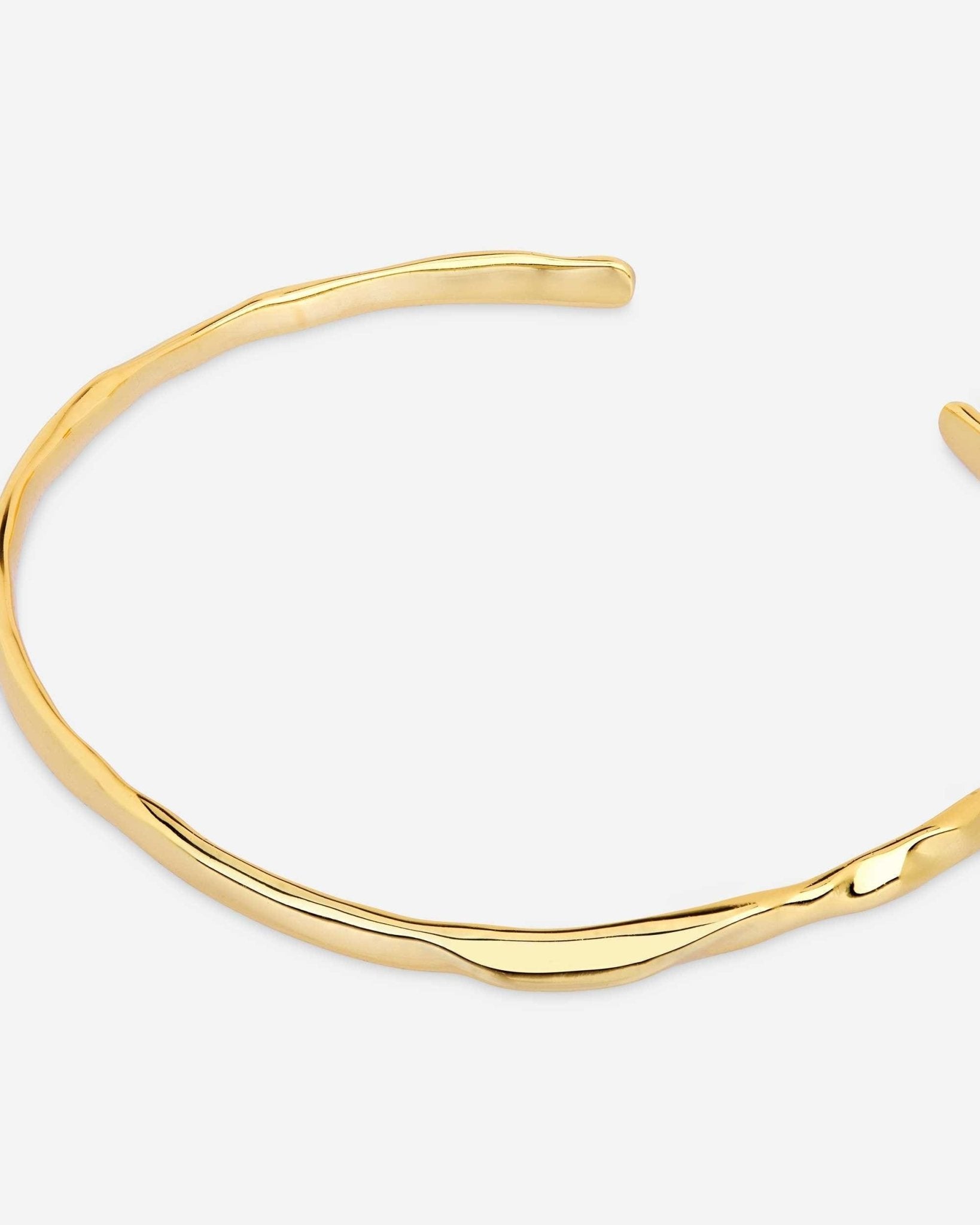 Detail des Golden Flow Armbands von Cosytas, Schmuckmarke aus Zürich, 925 Silber, 18k vergoldet, skulpturale Form