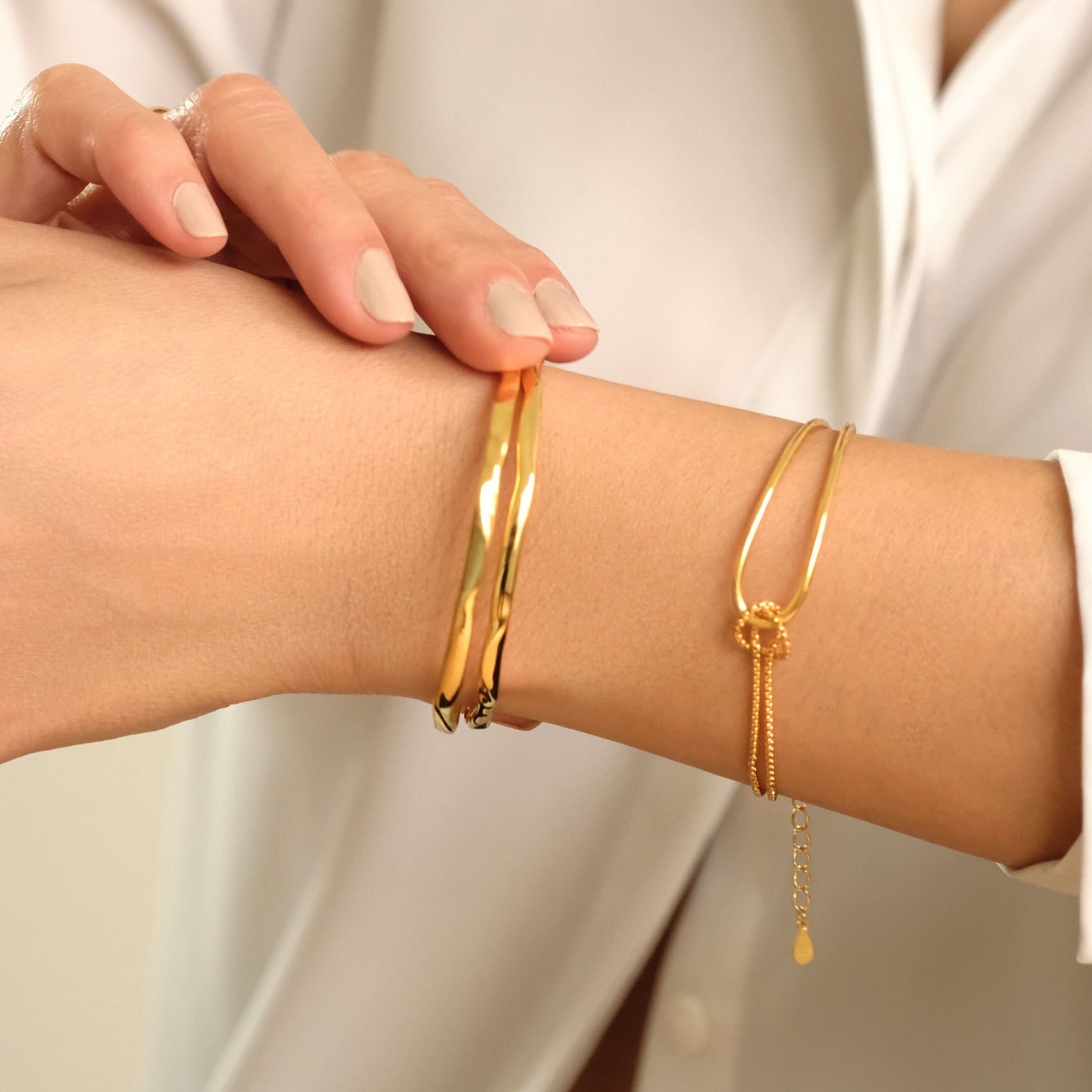Model trägt das Cosytas Golden Harmony Armband