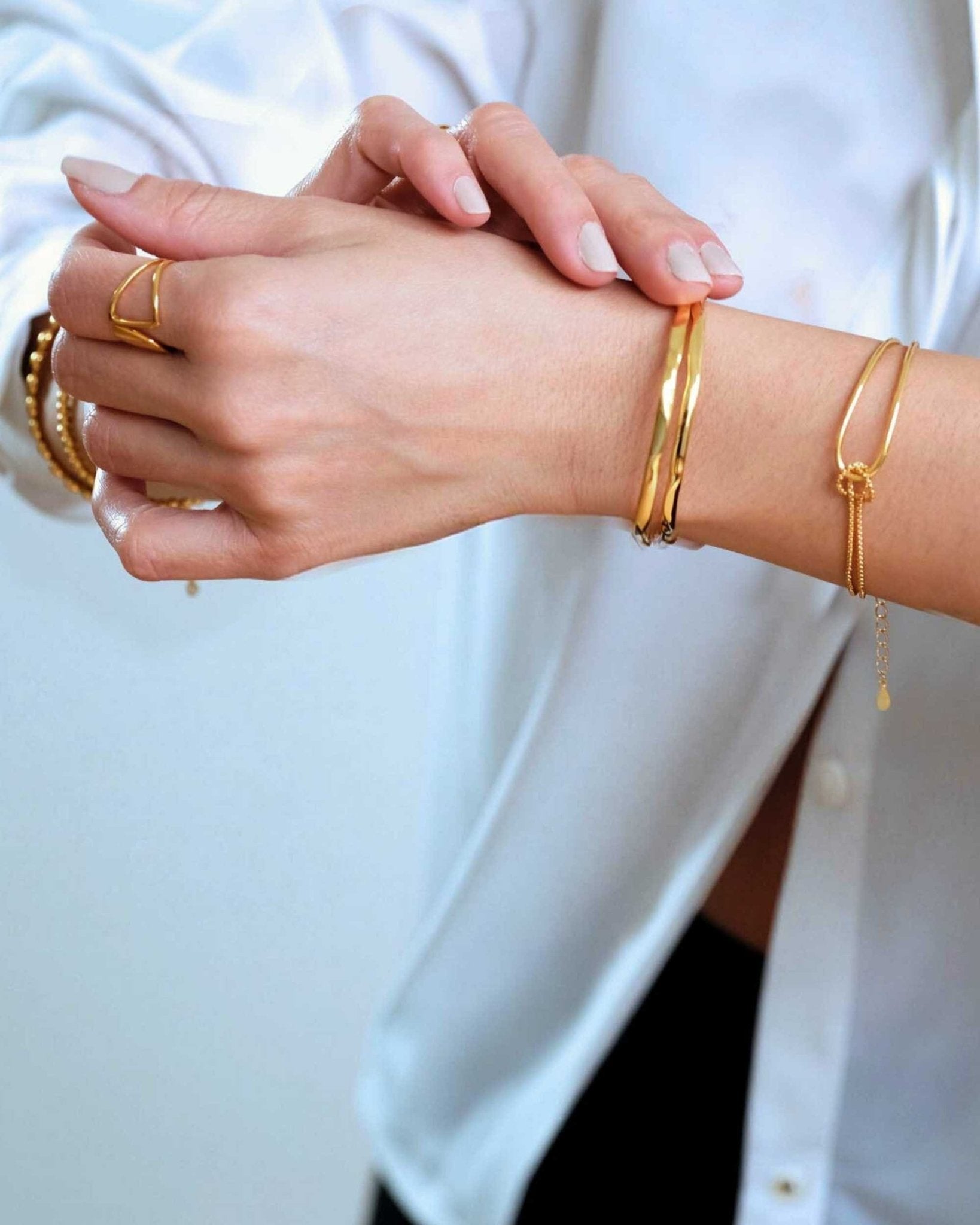 Golden Harmony Armband von Cosytas, Schmuckmarke aus Zürich, 18k vergoldet, elegant am Handgelenk getragen