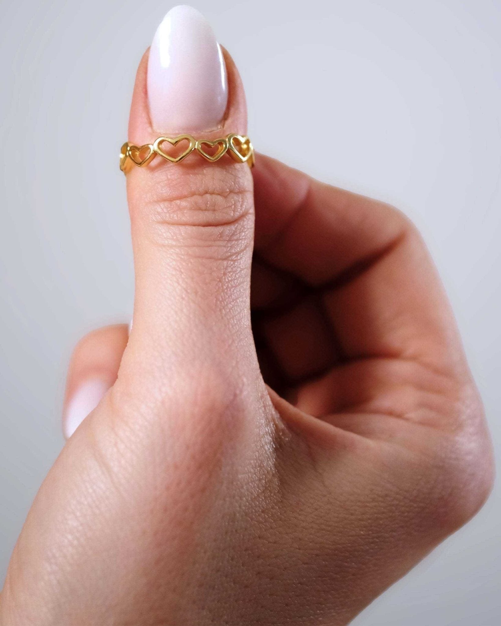 Detail des Golden Heartbeat Rings von Cosytas, Schmuckmarke aus Zürich, filigrane Herzform in Goldoptik