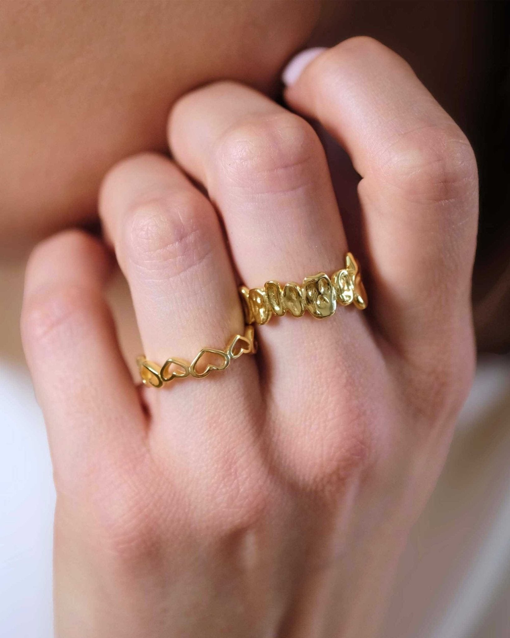 Golden Heartbeat Ring von Cosytas, Schmuckmarke aus Zürich, goldener Herzring modern am Finger getragen