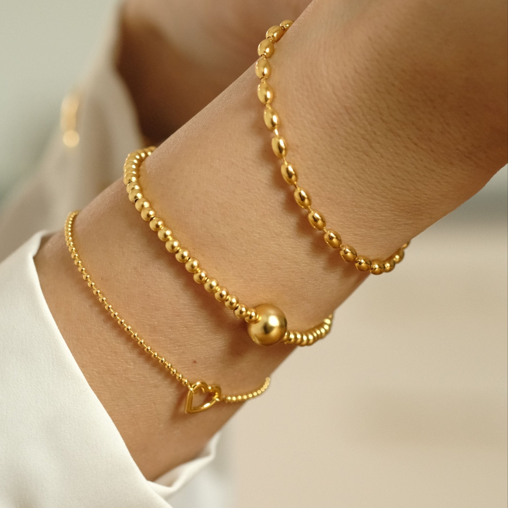 Cosytas Golden Heartline Armband-Kombination mit feinen Ketten, Kugelperlen und Herzdetail mit 18k Gold-Veredelung