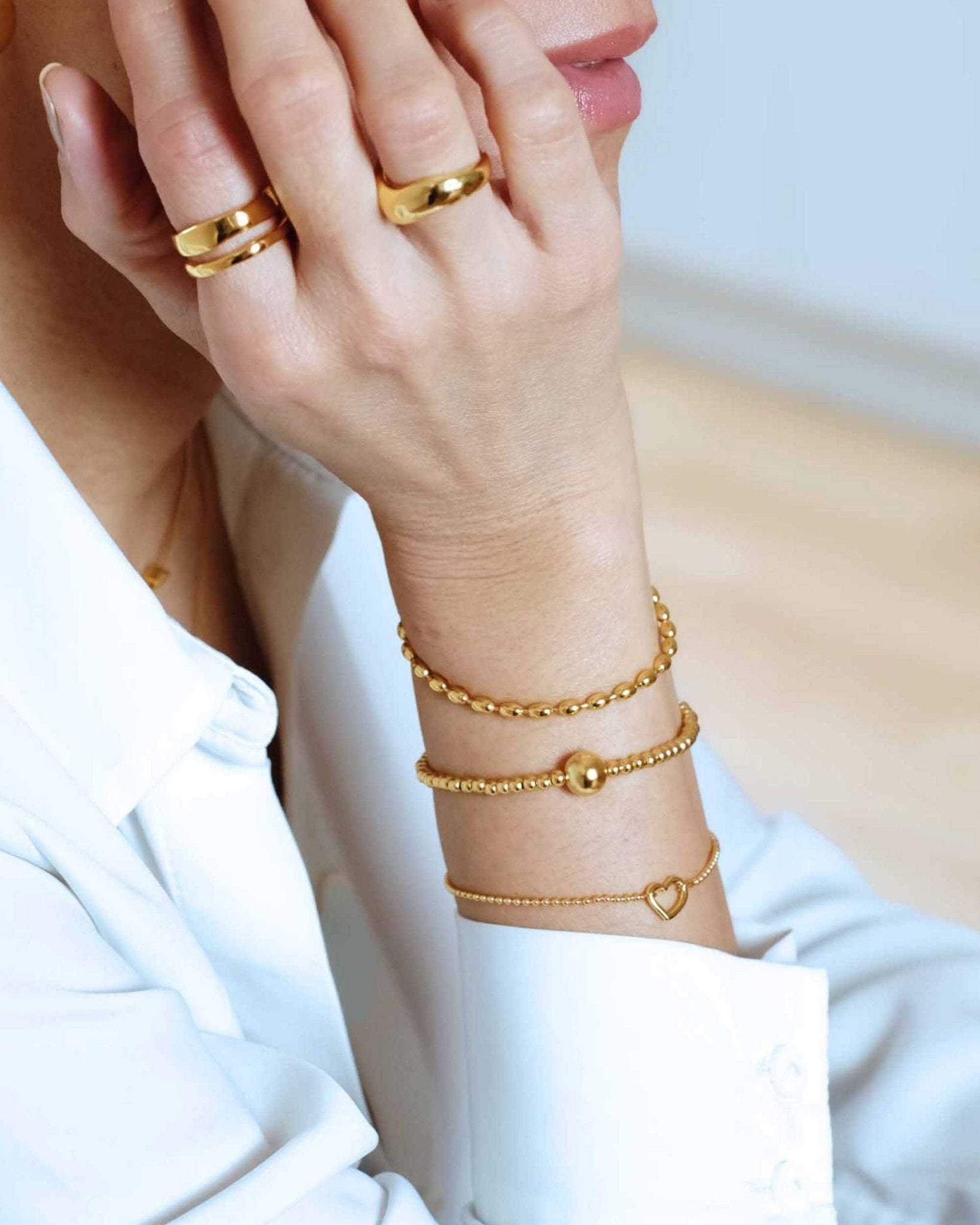 Golden Heartline Armband von Cosytas, Schmuckmarke aus Zürich, 18k vergoldet, elegant am Handgelenk getragen