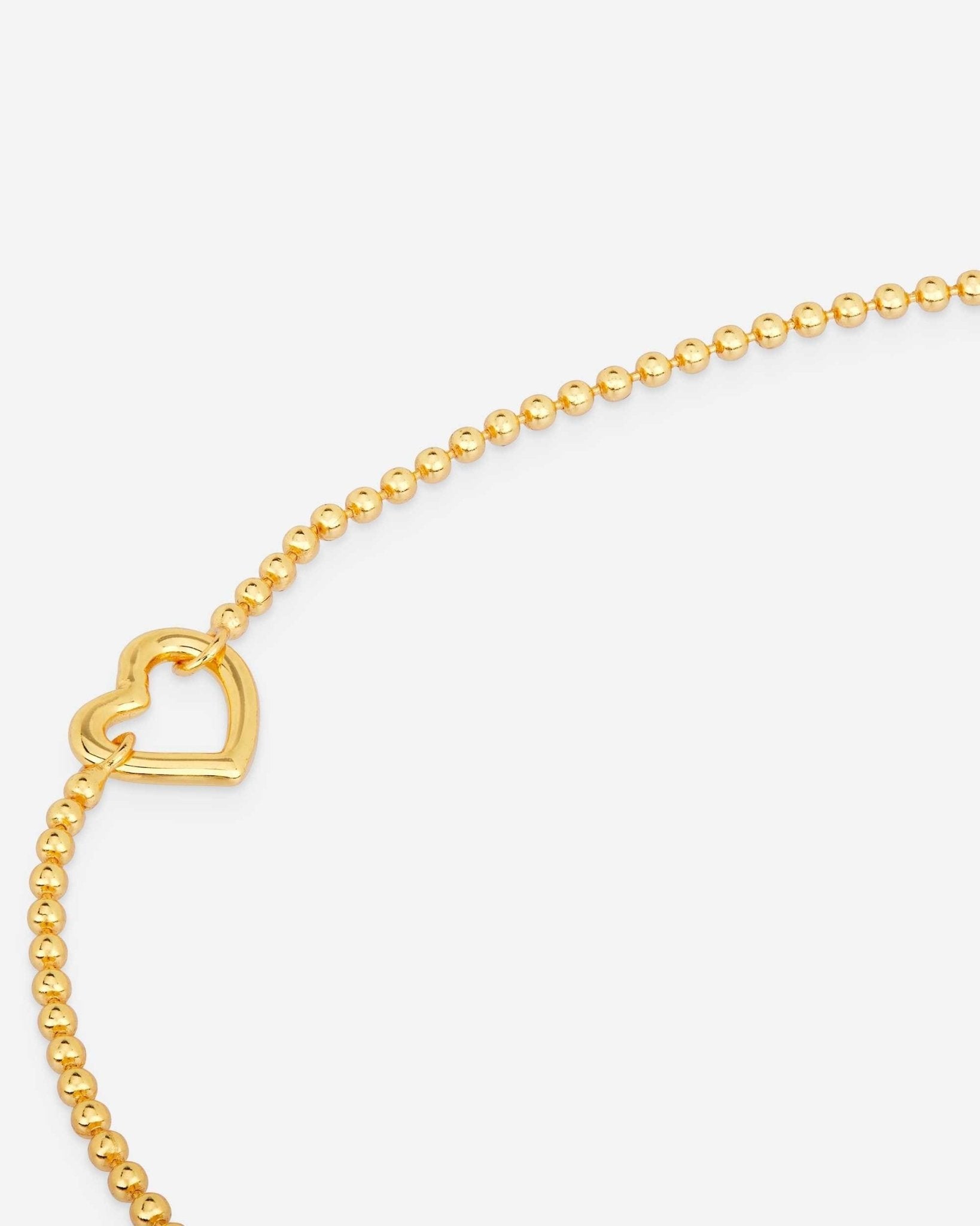 Detail des Golden Heartline Armbands von Cosytas, Schmuckmarke aus Zürich, feine 18k Vergoldung