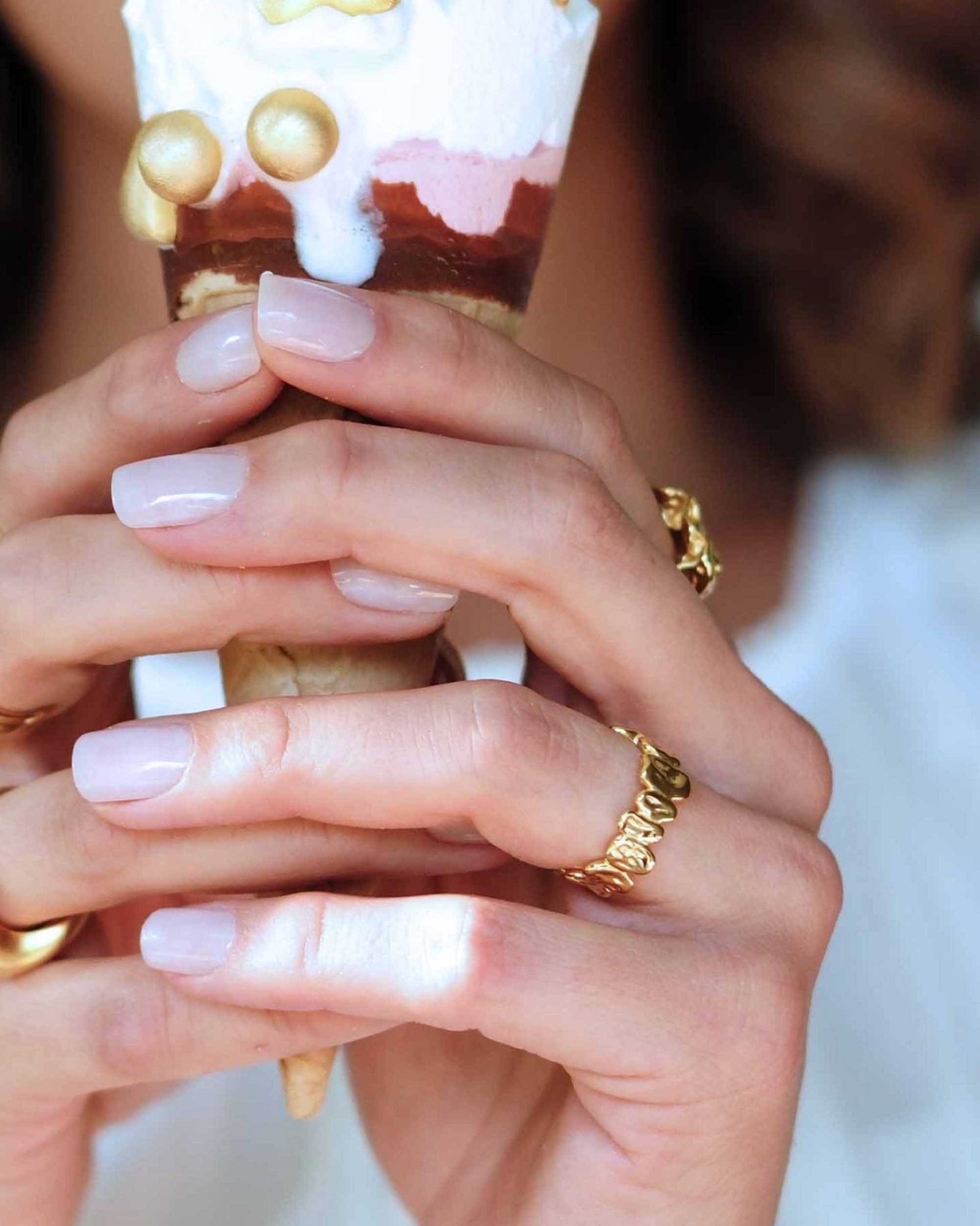 Golden Pebble Ring aus 18k vergoldetem 925 Silber am Finger getragen von Cosytas Schmuckmarke aus Zürich