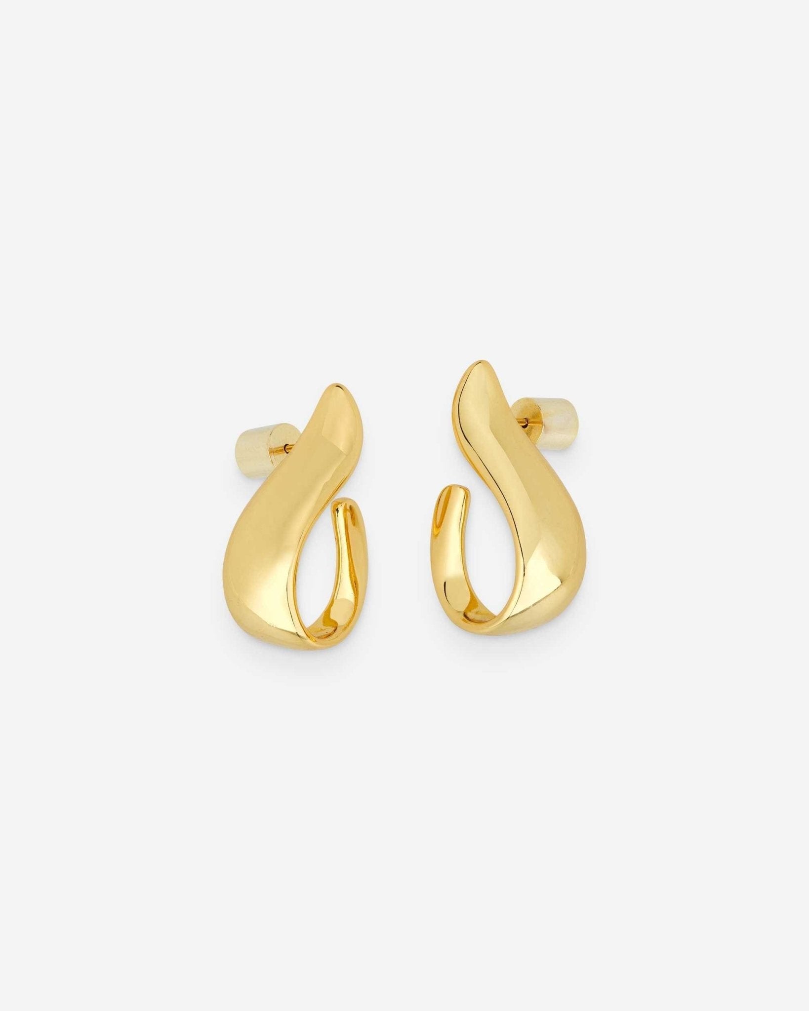 Frontansicht der Cosytas Golden Wave Hoops aus 925er Sterling-Silber, 18k-gold-vergoldet