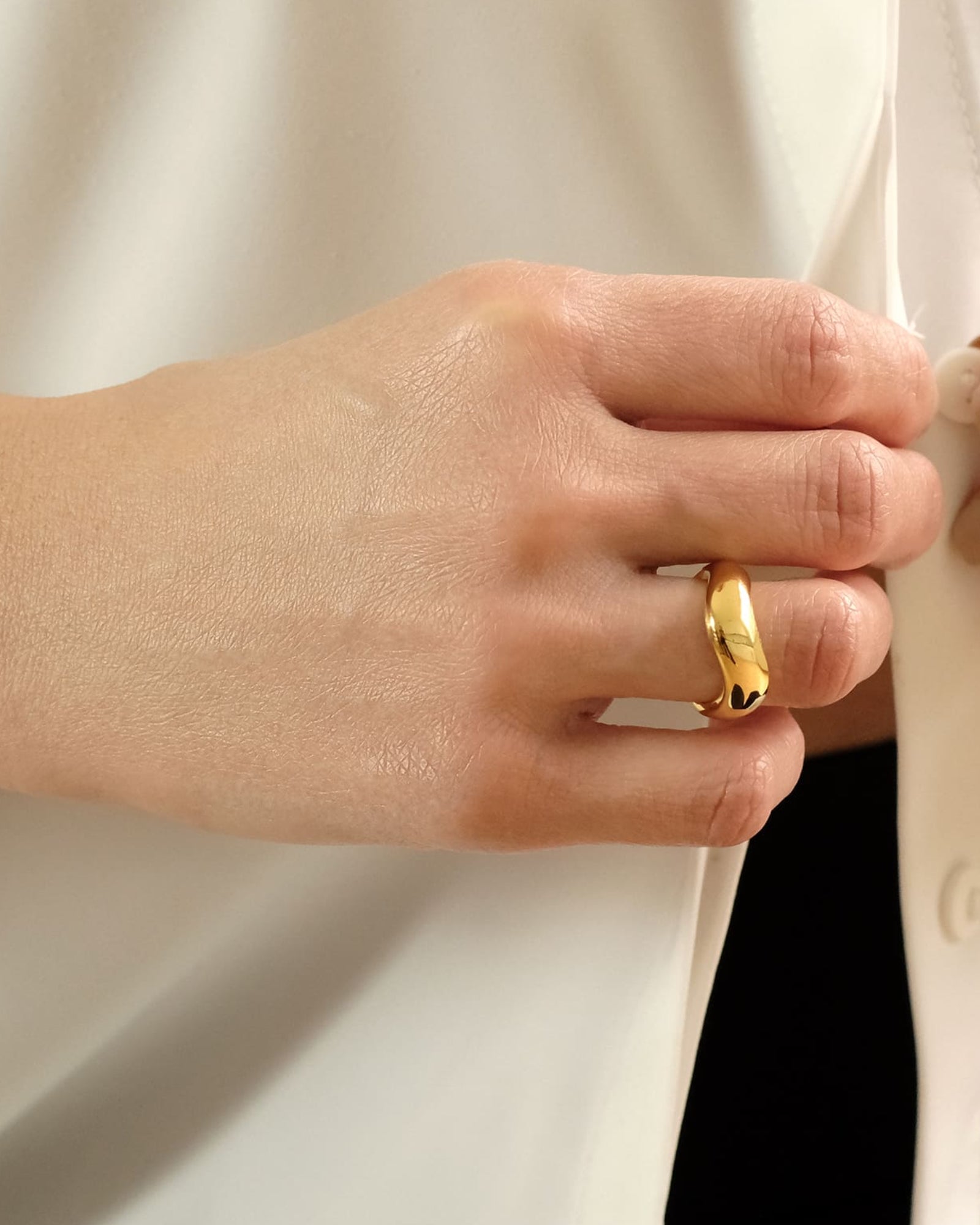 Golden Wave Ring von Cosytas, Schmuckmarke aus Zürich, 18k Vergoldung mit polierter Oberfläche