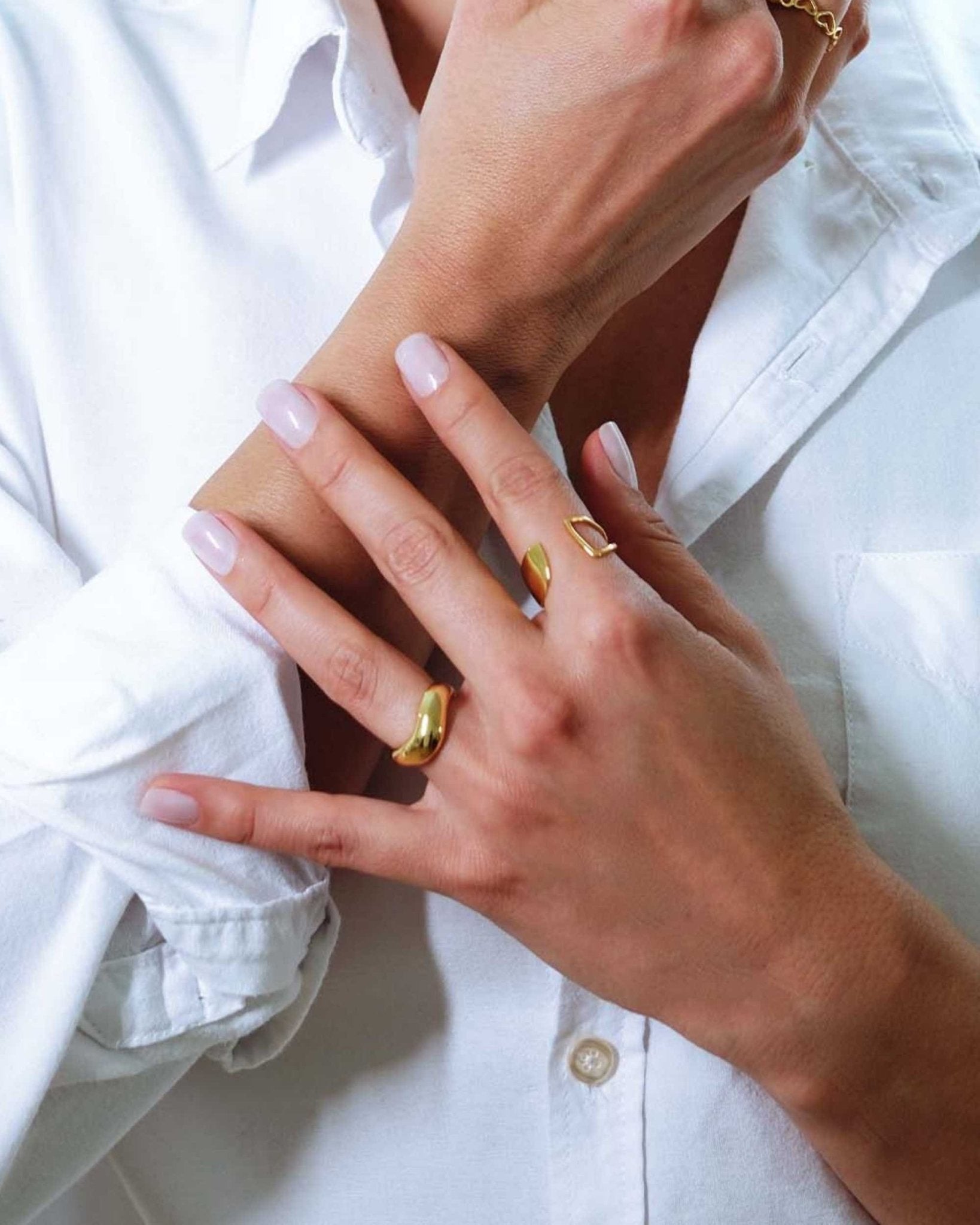 Golden Wave Ring von Cosytas, Schmuckmarke aus Zürich, 18k vergoldet, modern und elegant getragen