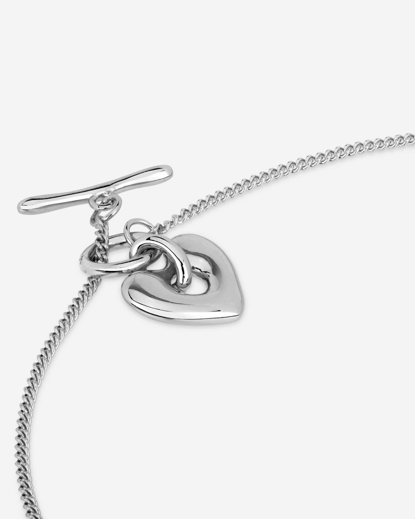 Detail der Heartbeat Silver Halskette von Cosytas, Schmuckmarke aus Zürich, reines 925 Silber, T-Bar-Verschluss