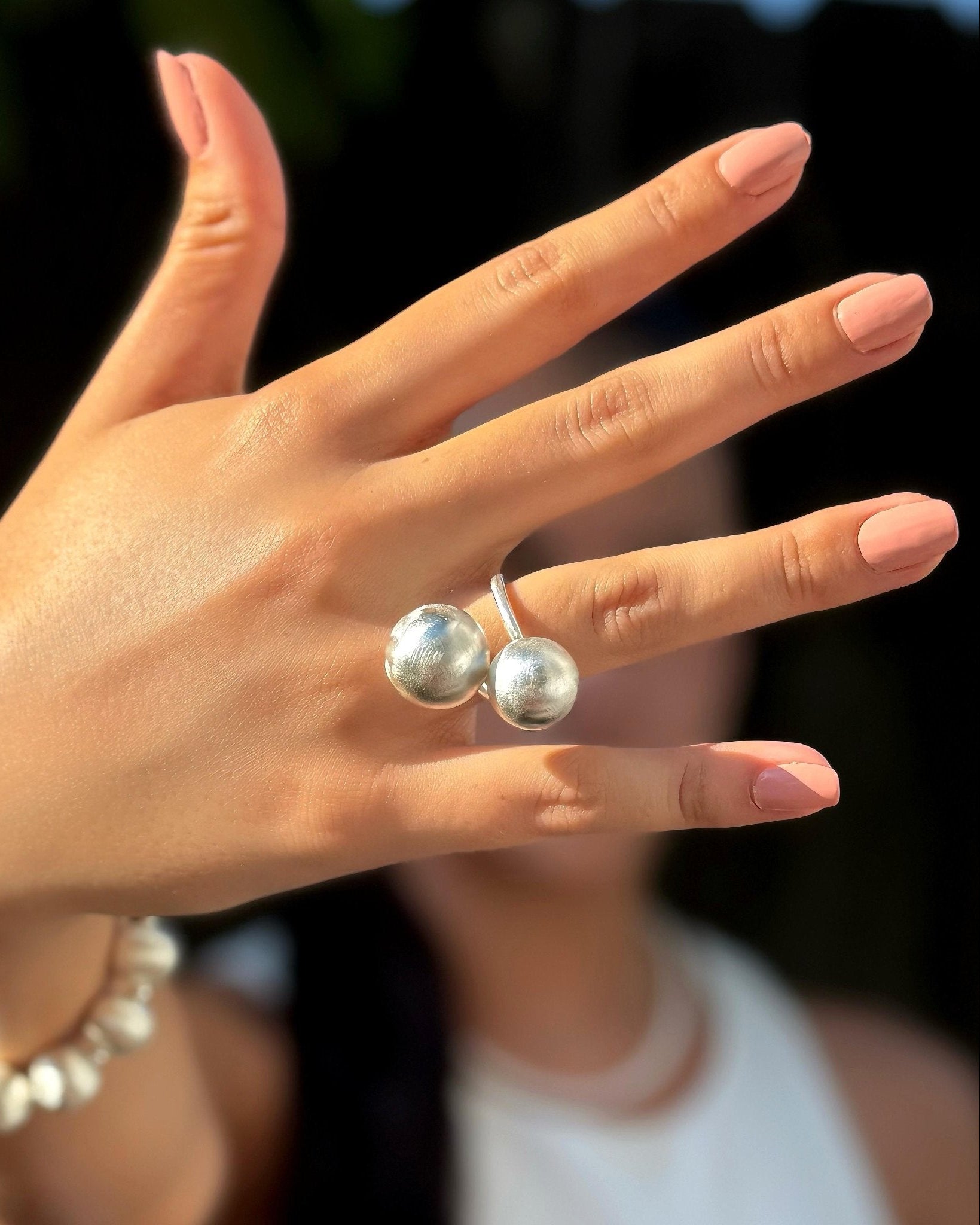 Lumina Double Sphere Silberring von Cosytas, Schmuckmarke aus Zürich, 925 Silber plattiert, Doppelkugel am Finger