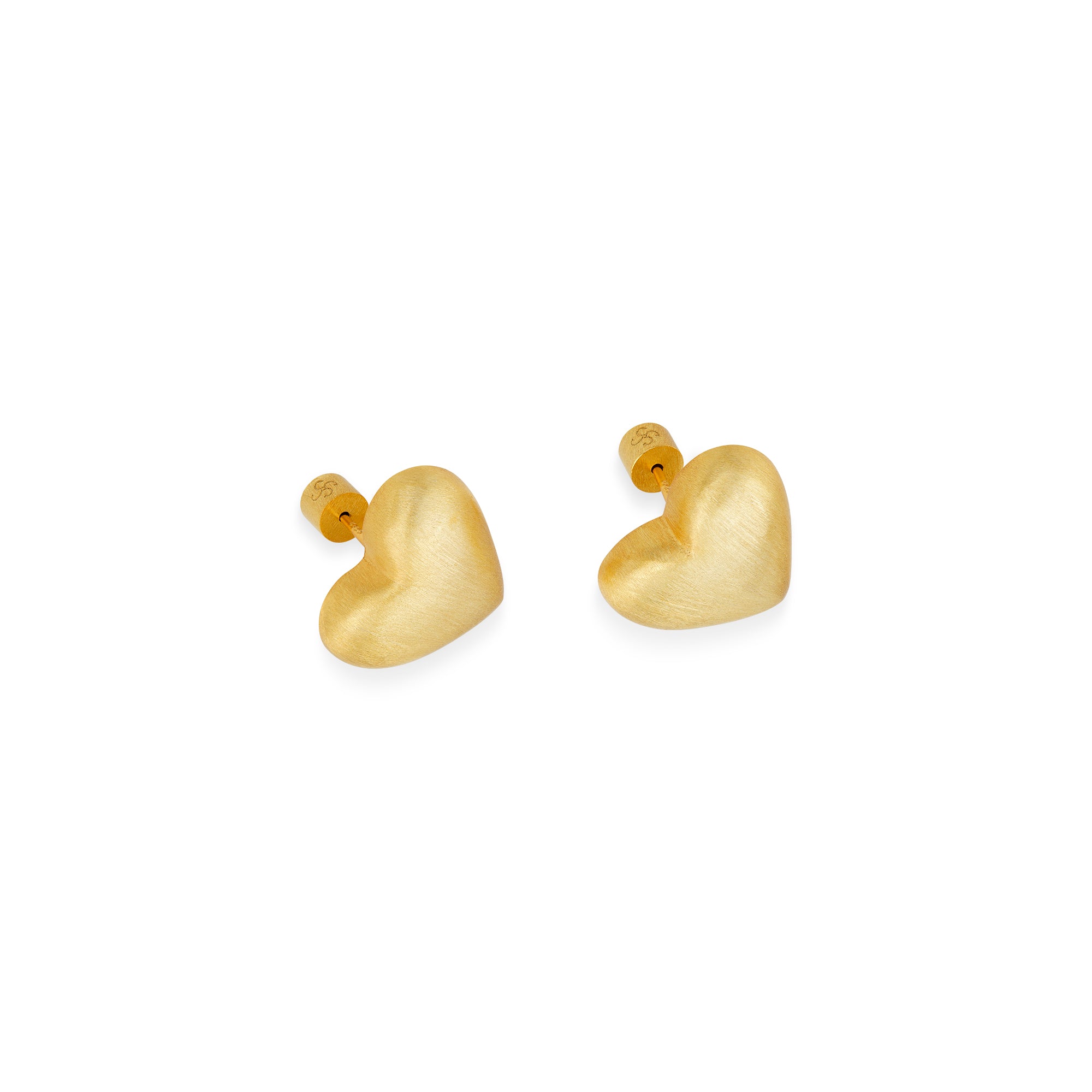 Vorderansicht der Lumina Gold Heart Ohrringe aus einer Metalllegierung, 18k-gold-vergoldet, mit mattierter Herzform.