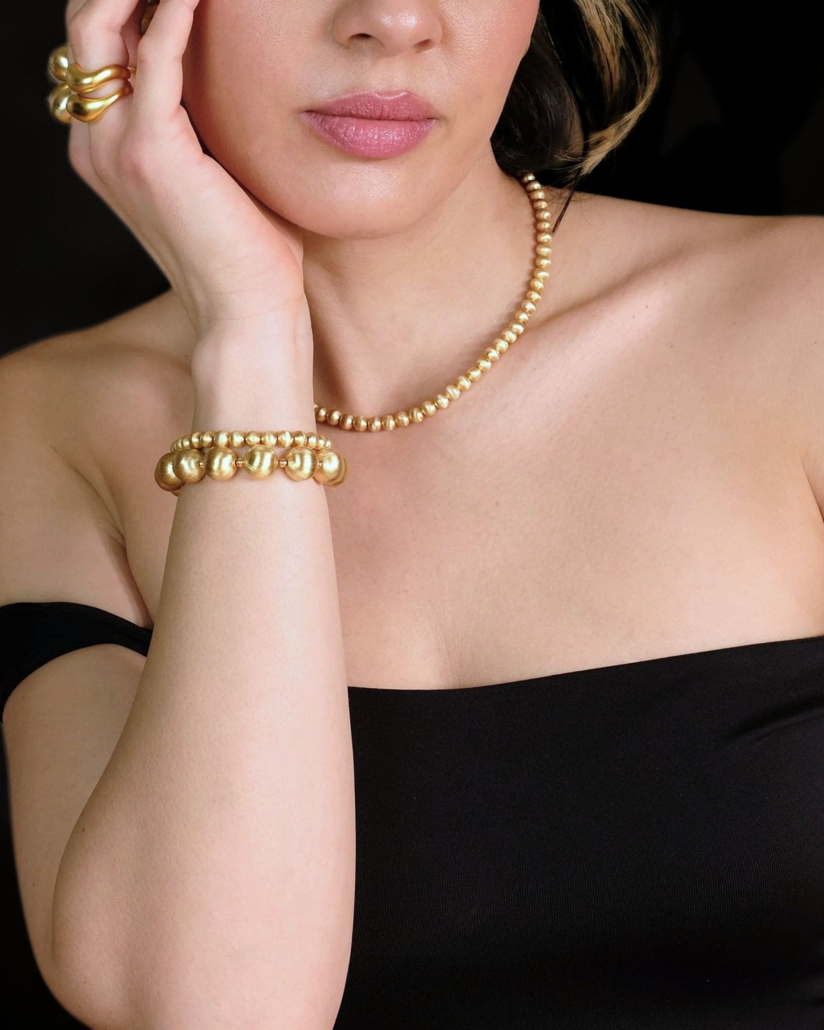 Lumina Slim Gold Sphere Halskette, 18k vergoldete Kugelkette aus hochwertiger Metalllegierung, elegant am Dekolleté getragen