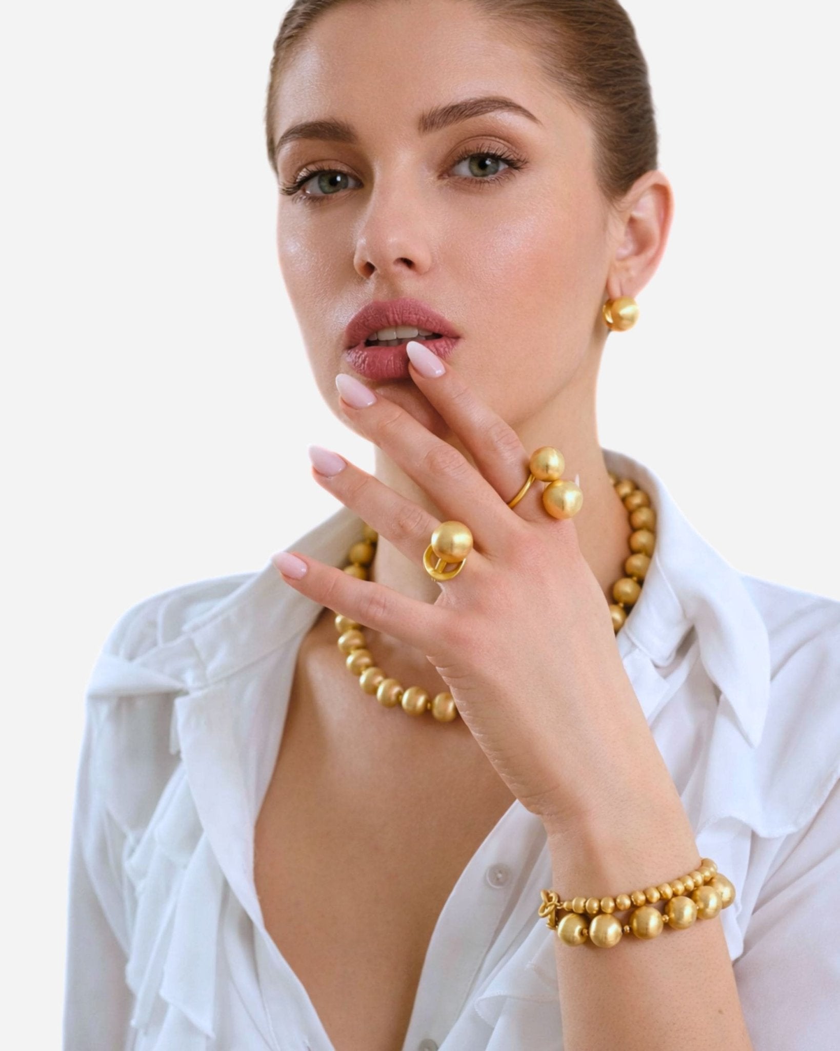 Lumina Slim Gold Sphere Armband von Cosytas, Schmuckmarke aus Zürich, 18k vergoldet, elegant kombiniert getragen