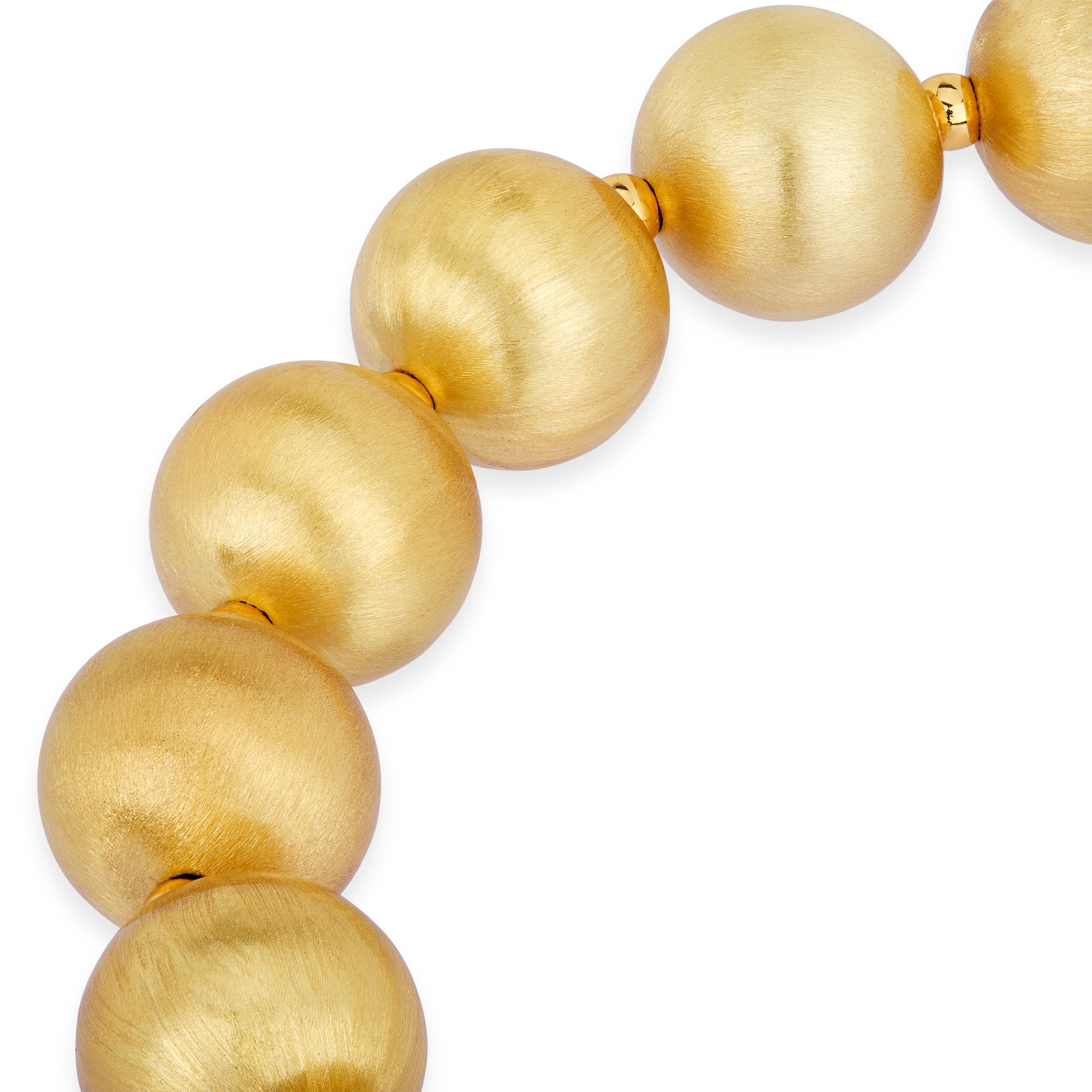 Nahaufnahme des Lumina Gold Sphere Armbands mit satinierten, 18k vergoldeten Kugeln, die die exquisite Handwerkskunst und das elegante Design betonen.
